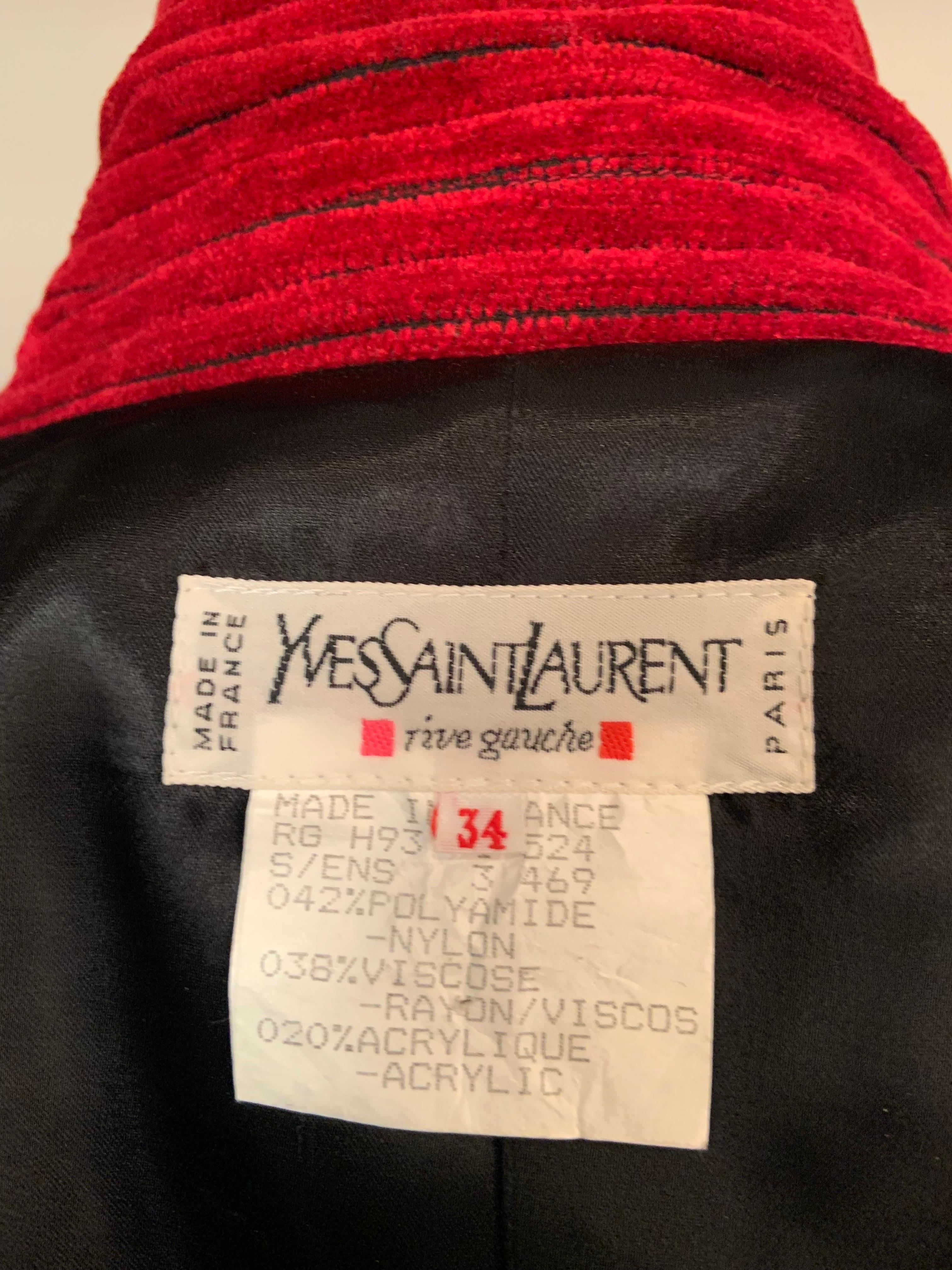Yves Saint Laurent - Giacca di velluto rosso lampone con taglio nero in vendita 5