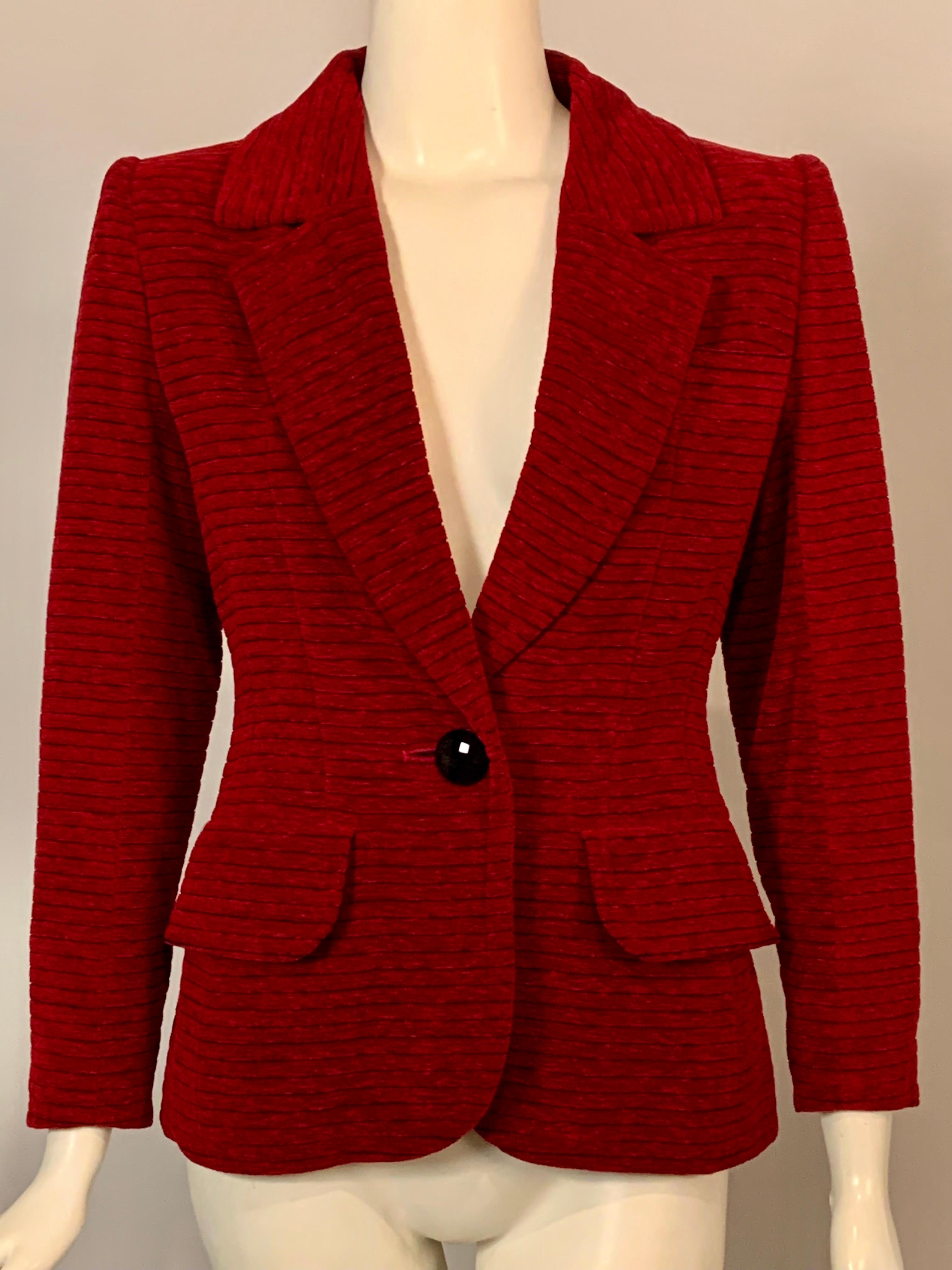 Yves Saint Laurent ha disegnato questa splendida giacca per la linea Rive Gauche.  Il velluto rosso lampone è tagliato in nero.
sfondo creando le sottili linee nere orizzontali. La giacca presenta un bottone nero sfaccettato al centro della fronte e