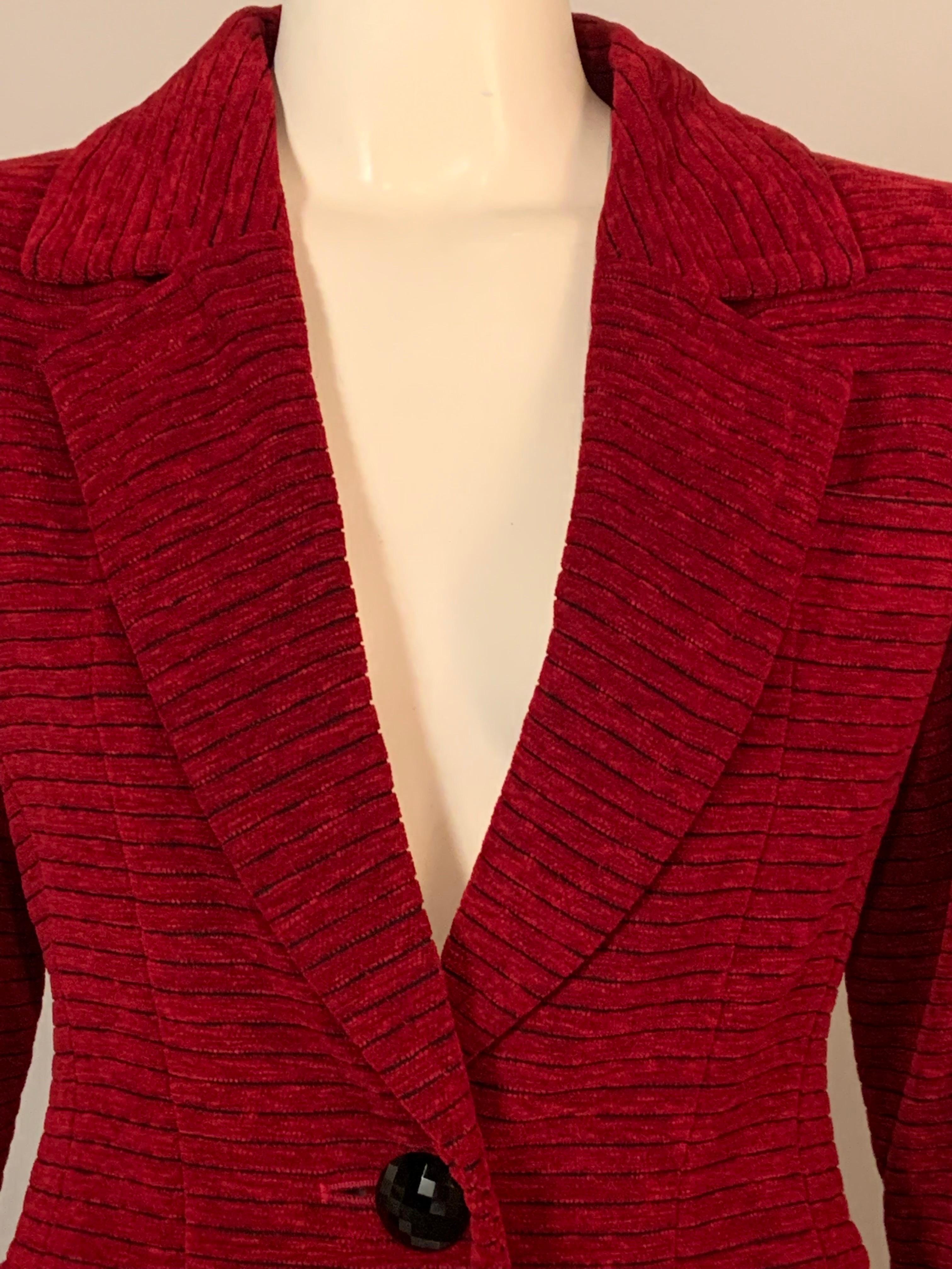 Rosso Yves Saint Laurent - Giacca di velluto rosso lampone con taglio nero in vendita