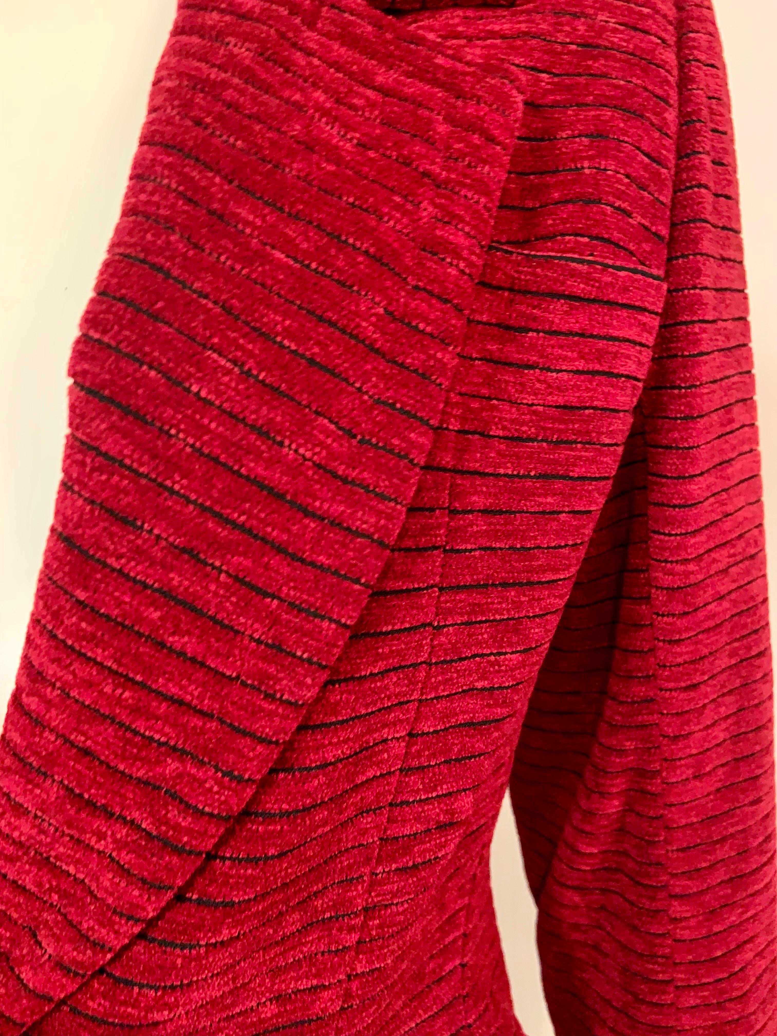 Yves Saint Laurent - Giacca di velluto rosso lampone con taglio nero In condizioni ottime in vendita a New Hope, PA