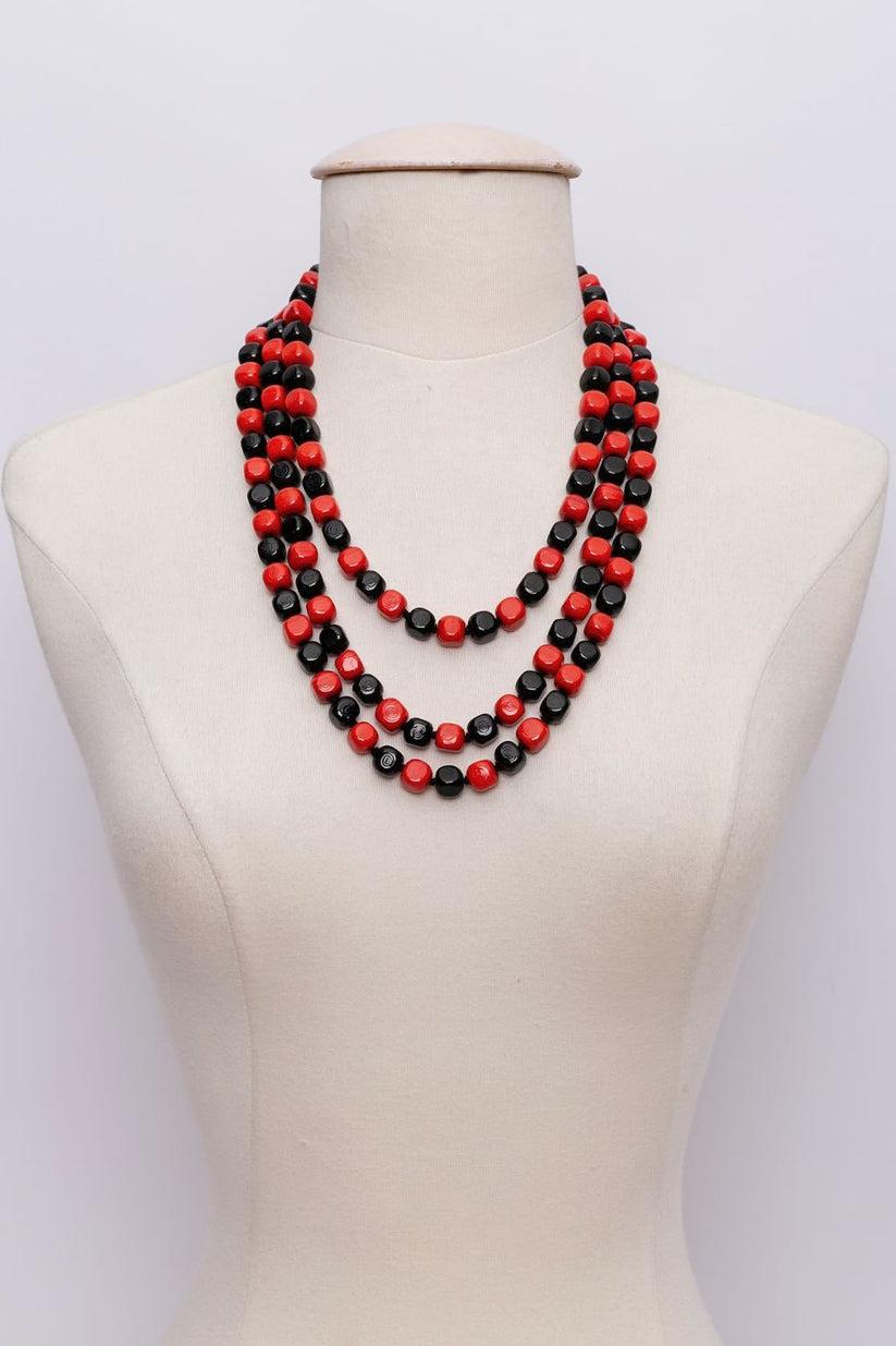 Yves Saint Laurent - Necklace made of three strings of black and red glass beads.

Additional information: 

Dimensions: 
Length: 52 cm (20.47 in) to 58 cm (22.83 in) 

Condition: Very good condition

Seller Ref number: BC108