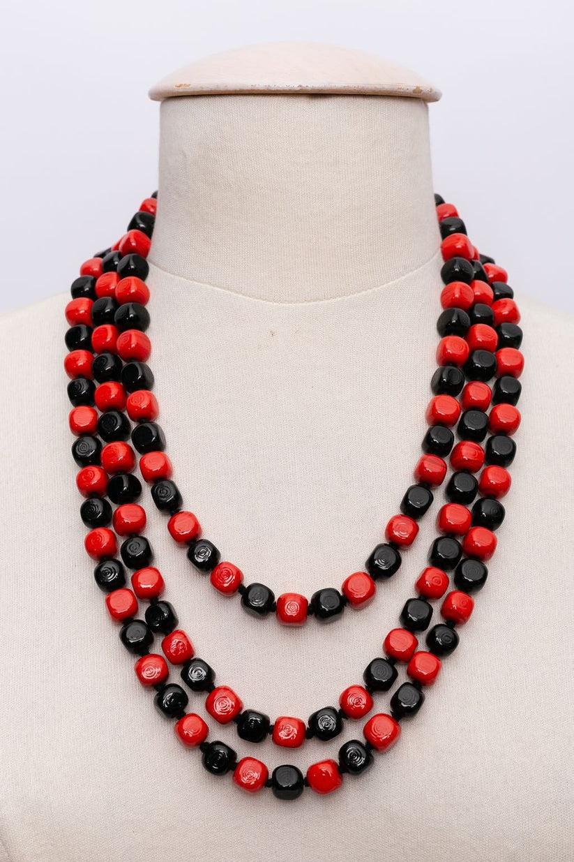 Yves Saint Laurent Red and Black Beaded Necklace In Excellent Condition For Sale In SAINT-OUEN-SUR-SEINE, FR