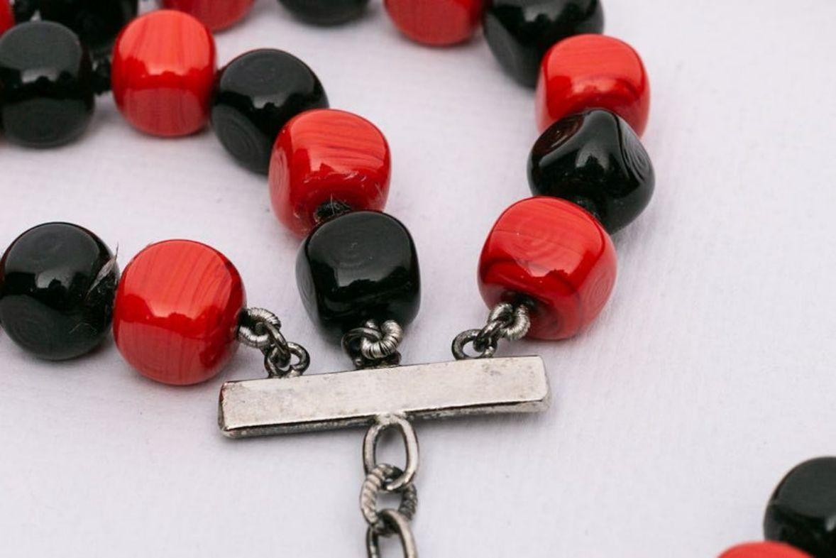 Yves Saint Laurent Halskette mit roten und schwarzen Perlen im Angebot 1