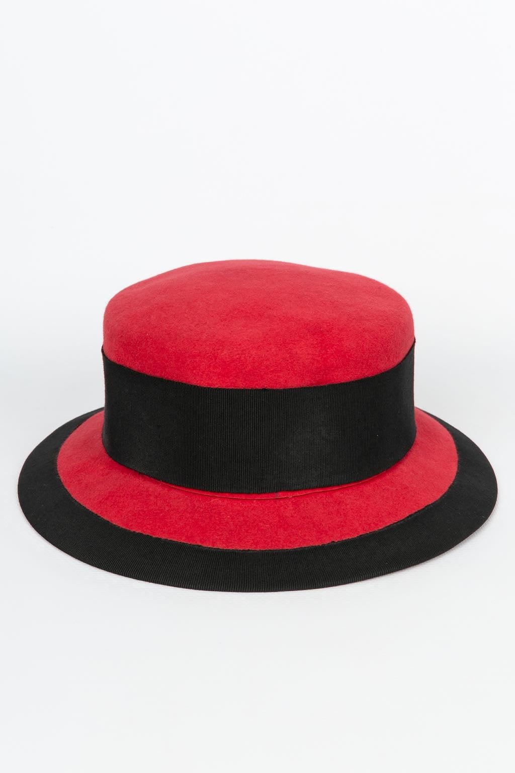 Yves Saint Laurent -(Made in France) Red and black catwalk hat. Size 57.

Additional information: 
Dimensions: Head circumference: 57 cm, Height: 7 cm, Brim width: 5 cm
Condition: Very good condition
Seller Ref number: CHP25