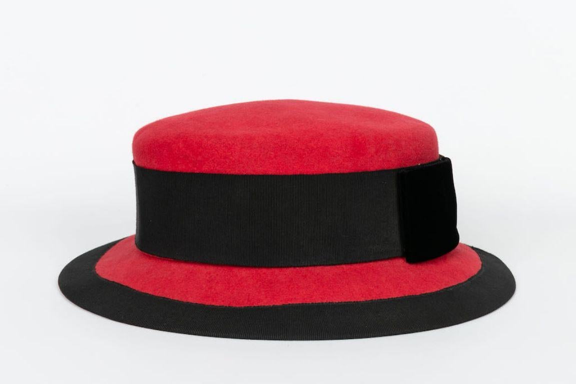 Yves Saint Laurent Red and Black Catwalk Hat In Excellent Condition In SAINT-OUEN-SUR-SEINE, FR