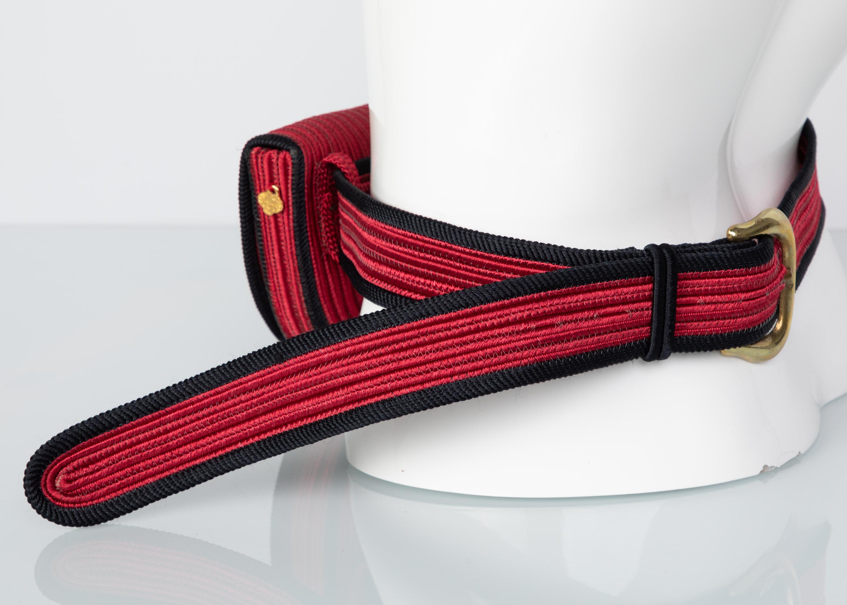 Rouge Yves Saint Laurent Pochette/sac ceinture Passementerie Gripoix cœurs rouge et noir YSL en vente