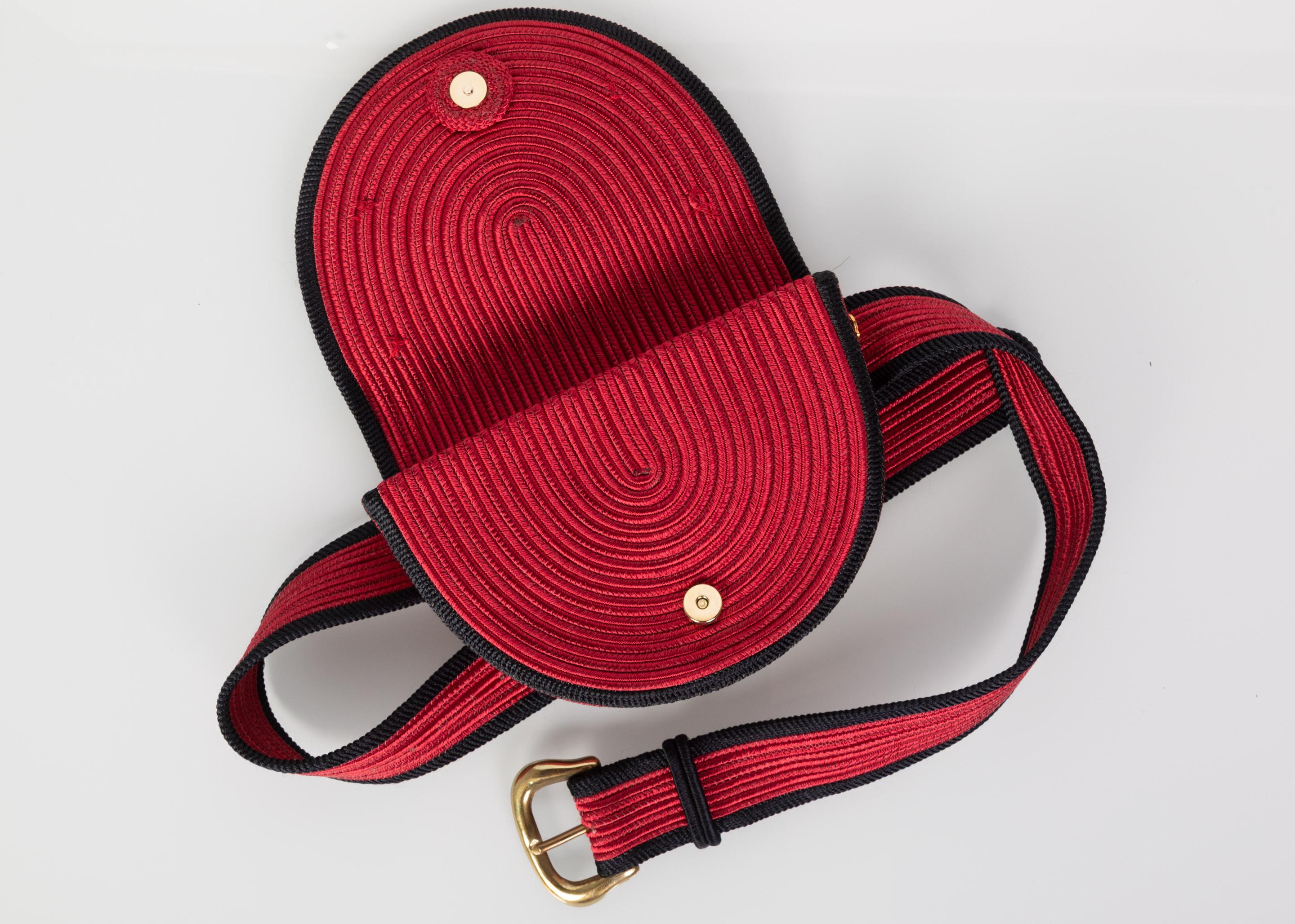 Yves Saint Laurent Pochette/sac ceinture Passementerie Gripoix cœurs rouge et noir YSL en vente 1