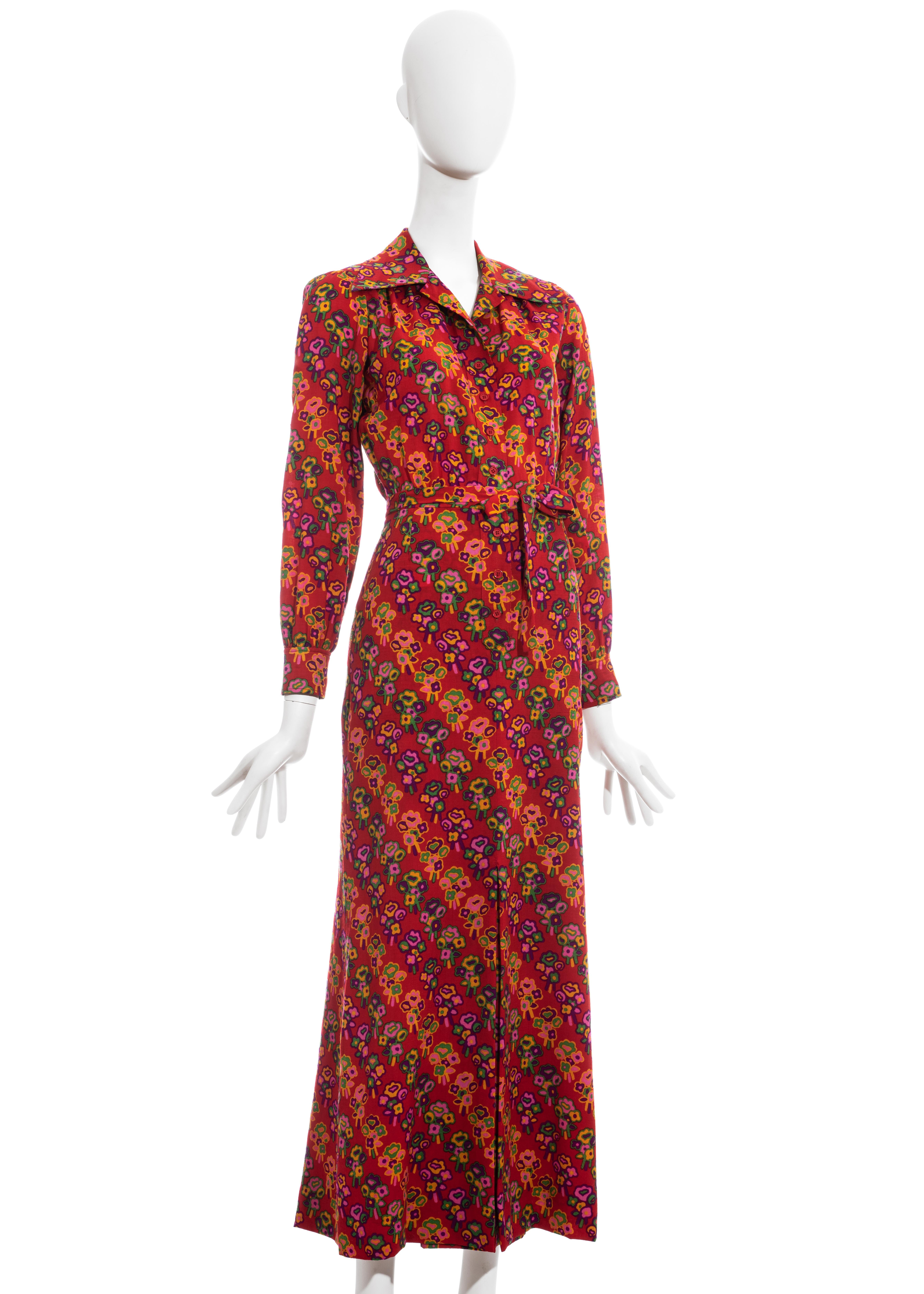 ▪ Yves Saint Laurent red floral maxi dress
▪ 100% Cotton
▪ Pointed collar
▪ Belted waist 
▪ FR 34 - UK 6 - US 2
▪ Spring-Summer 1971