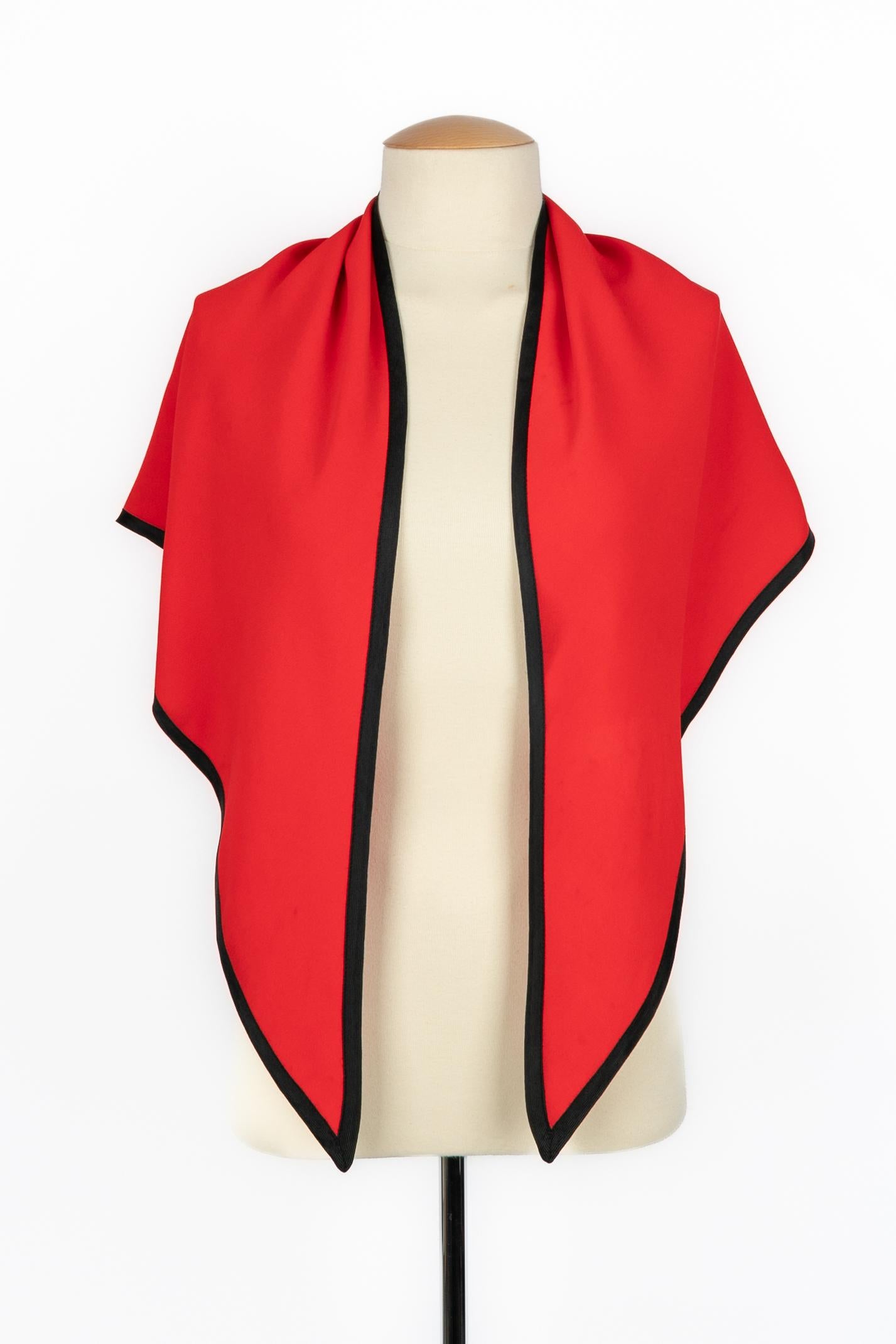 Yves Saint Laurent - (Made in France) Foulard triangolare in seta rossa bordato con trecce nere. Alcune macchie sul tessuto.

Condizioni:
Buono stato

Dimensioni:
150 cm x 75 cm

SKU:ACC252