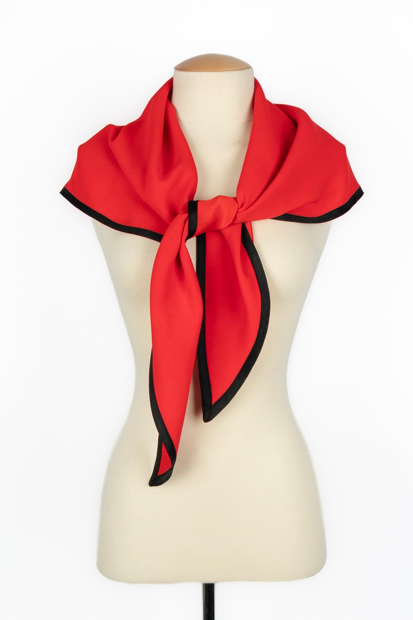 Donna Foulard rosso Yves Saint Laurent in vendita