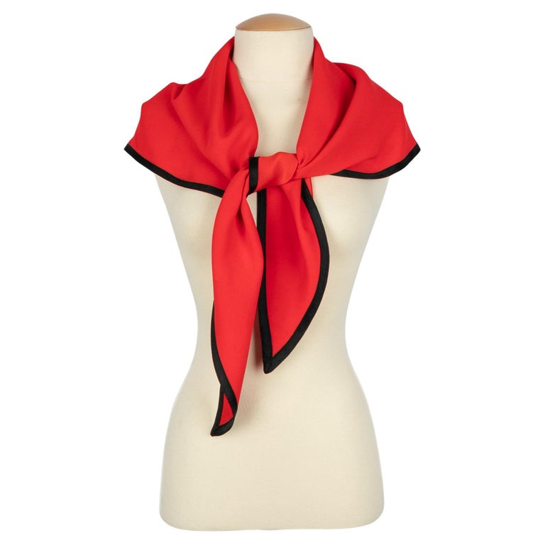 Foulard rosso Yves Saint Laurent in vendita su 1stDibs Italia
