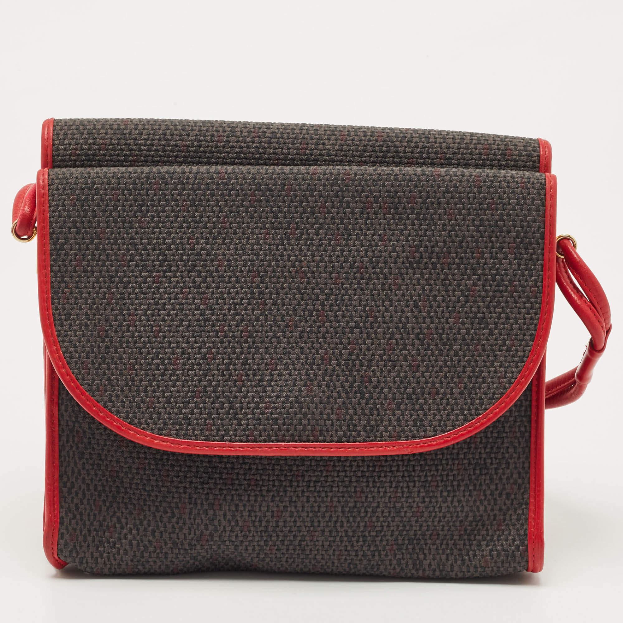 Designed to last, this beautiful crossbody bag is a smart buy. Comfortable and easy to carry, this handy creation comes with an interior lined to keep your essentials organized and safe.

