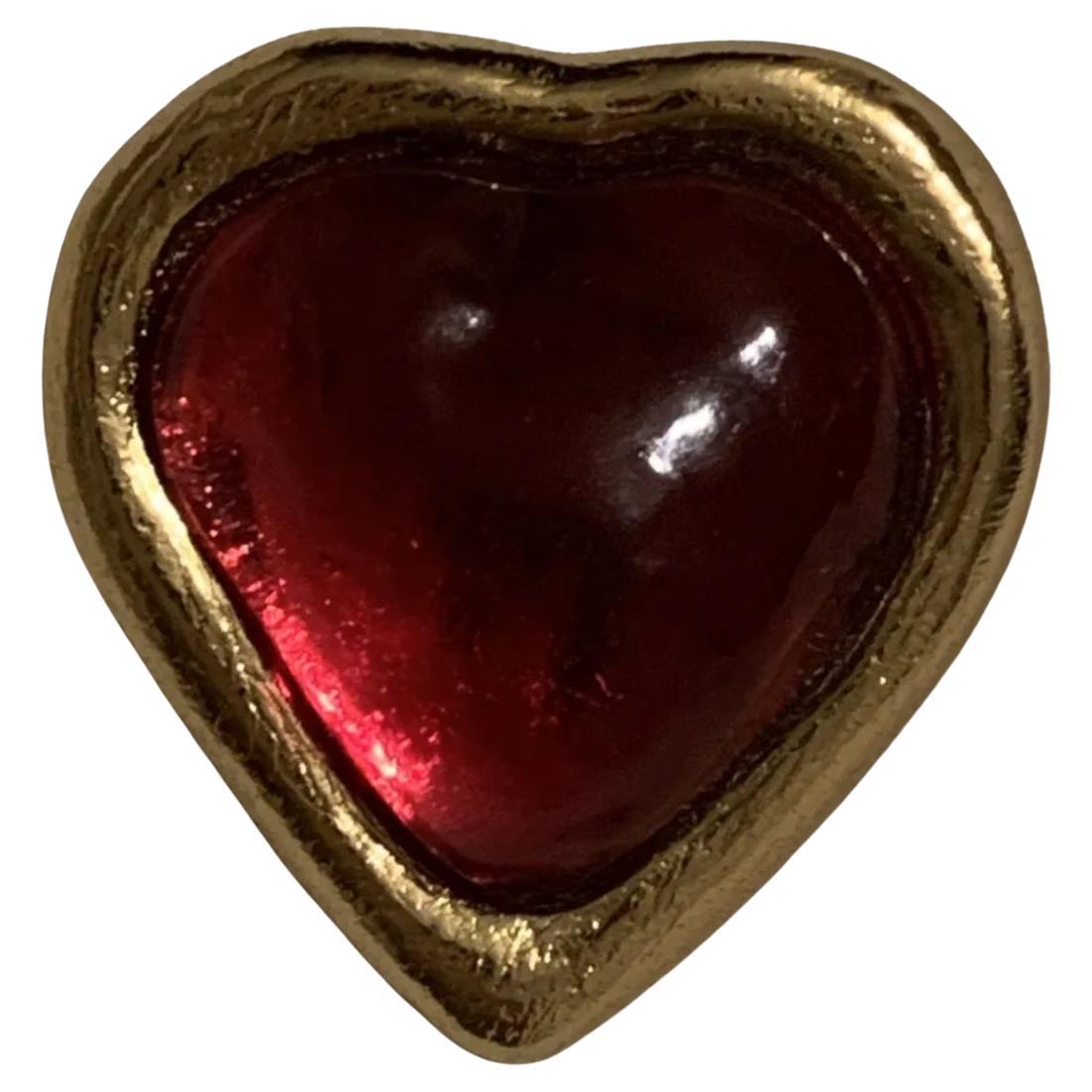 Yves Saint Laurent Broche vintage en verre coulé en forme de cœur rouge