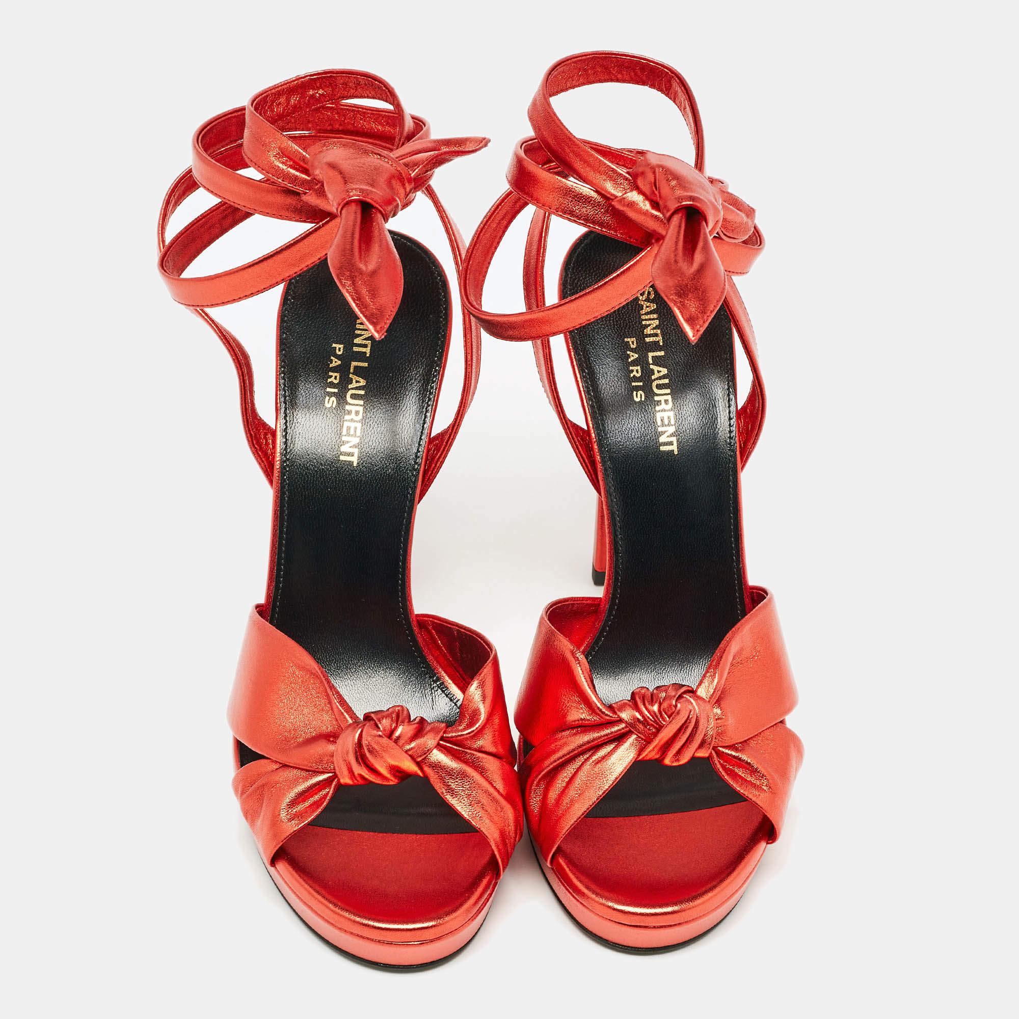 Ein wunderschönes Paar Sandalen aus dem Hause Yves Saint Laurent, das Ihre fabelhaften Styling-Entscheidungen unterstreicht. Sie sind aus rotem Leder gefertigt, zehenoffen und mit Knöchelriemen, bequemen ledergefütterten Innensohlen und 12 cm hohen