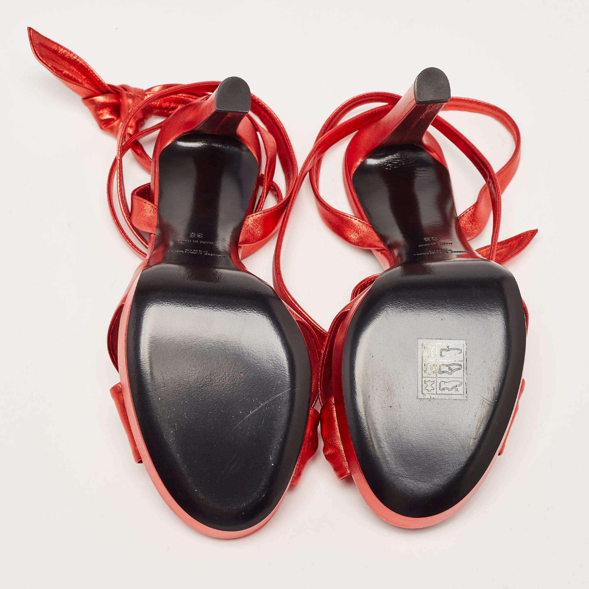 Yves Saint Laurent - Sandales enveloppantes à chevilles nouées en cuir rouge, taille 38 en vente 1