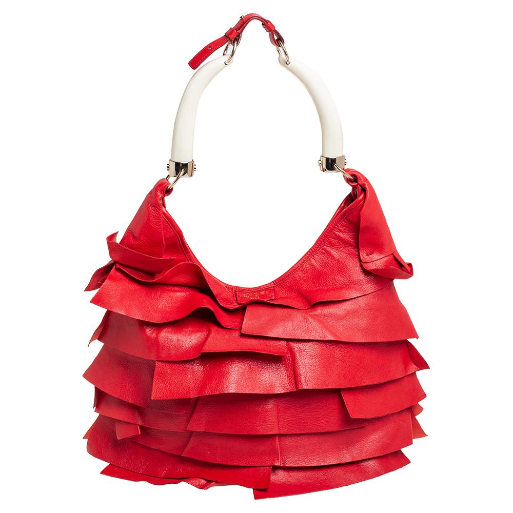 This hobo by Yves Saint Laurent has been perfectly designed to accompany you to all your fashionable outings. It is made from red leather and has gorgeous ruffles and the brand label flaunted on the front. The insides are spacious and the bag is