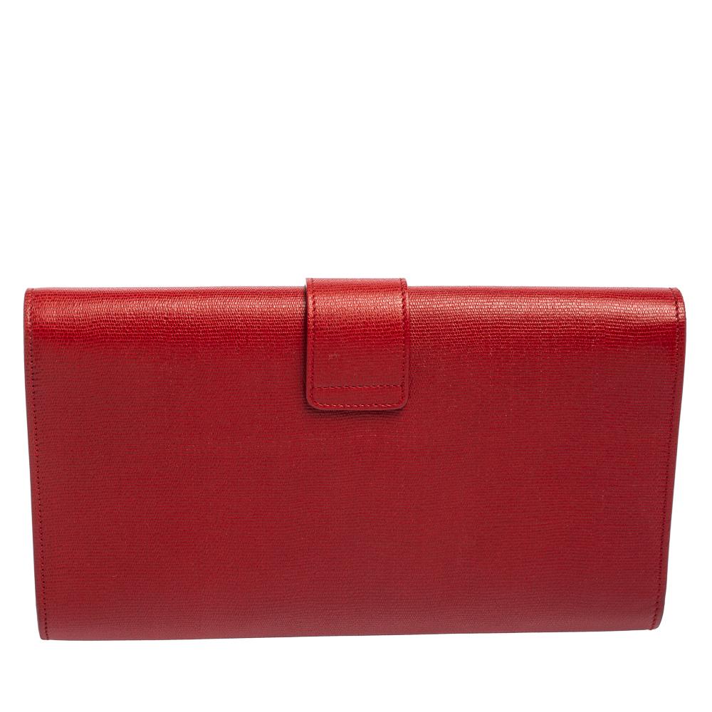 This classic Y-Ligne clutch from Saint Laurent is ideal for all your fashionable outings! Crafted from leather, the clutch is detailed with a gold-tone Y motif snap closure on the front and opens to a spacious satin-lined interior. It'll match with