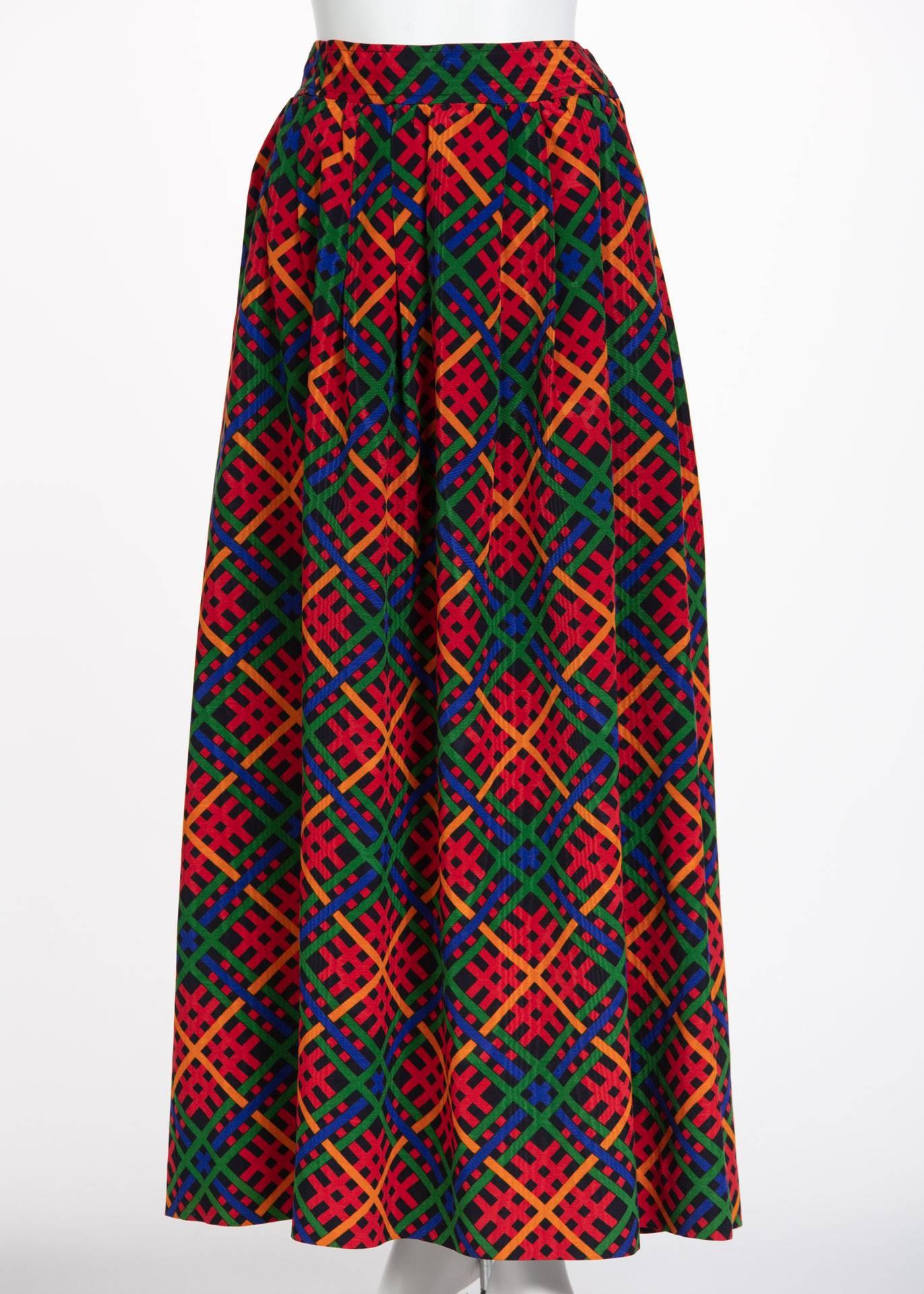 Les carreaux ont été popularisés dans les collections de Saint Laurent de la fin des années 1960 au début des années 1970. Apparaissant le plus souvent dans des jupes, les plaids colorés de Rive Gauche ont réimaginé les motifs écossais traditionnels