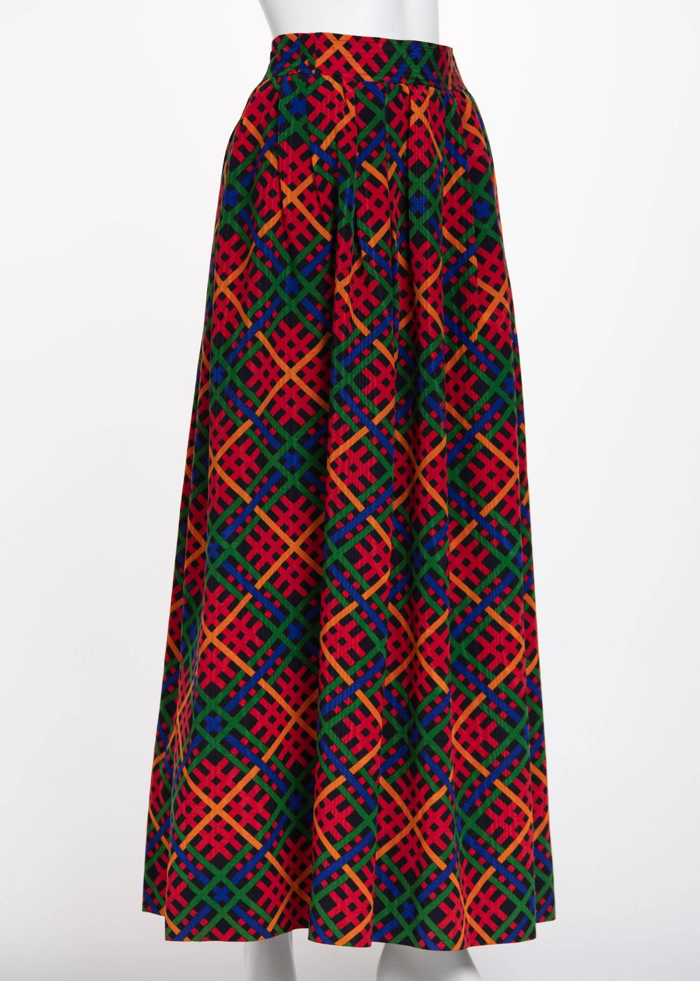 Noir Yves Saint Laurent  Jupe longue à carreaux rouges YSL, 1970 en vente