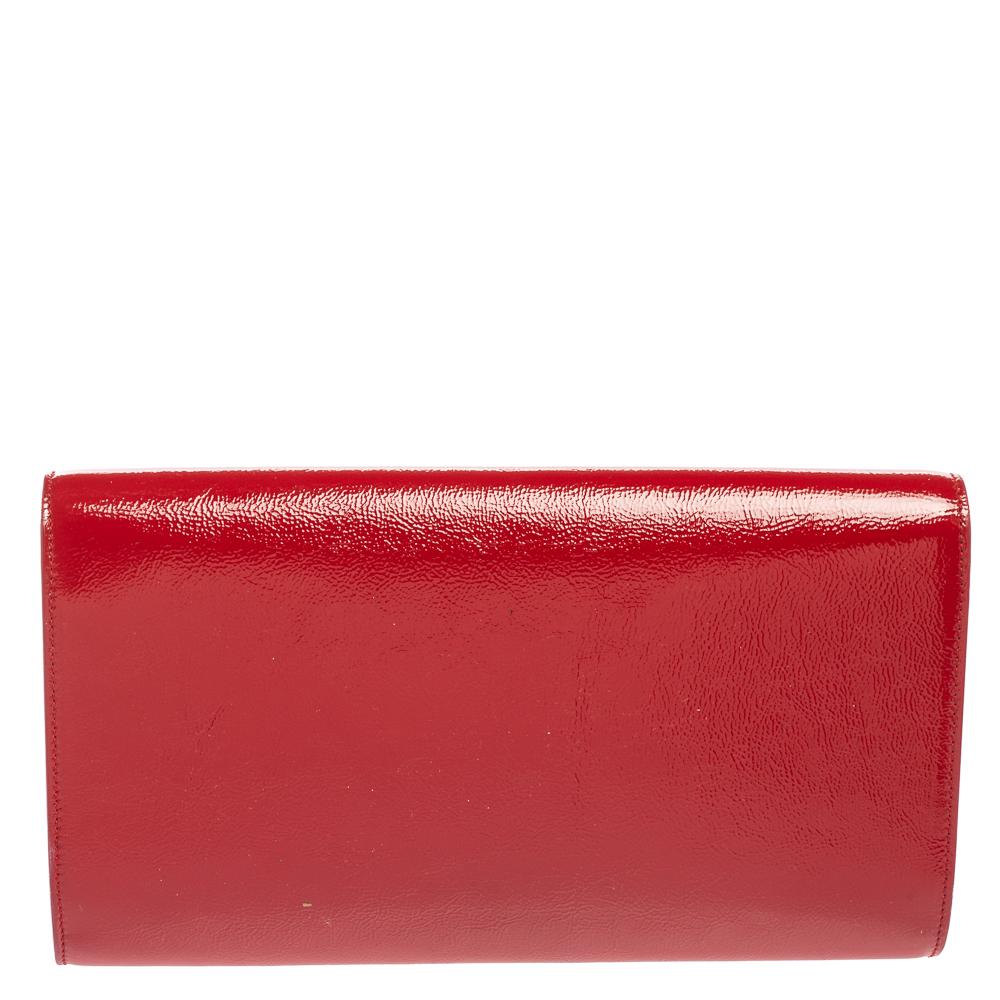 The Belle De Jour clutch by Yves Saint Laurent is a creation that is not only stylish but also exceptionally well-made. It is a design that is simple and sophisticated, just right for the woman who embodies class in a modern way. Meticulously
