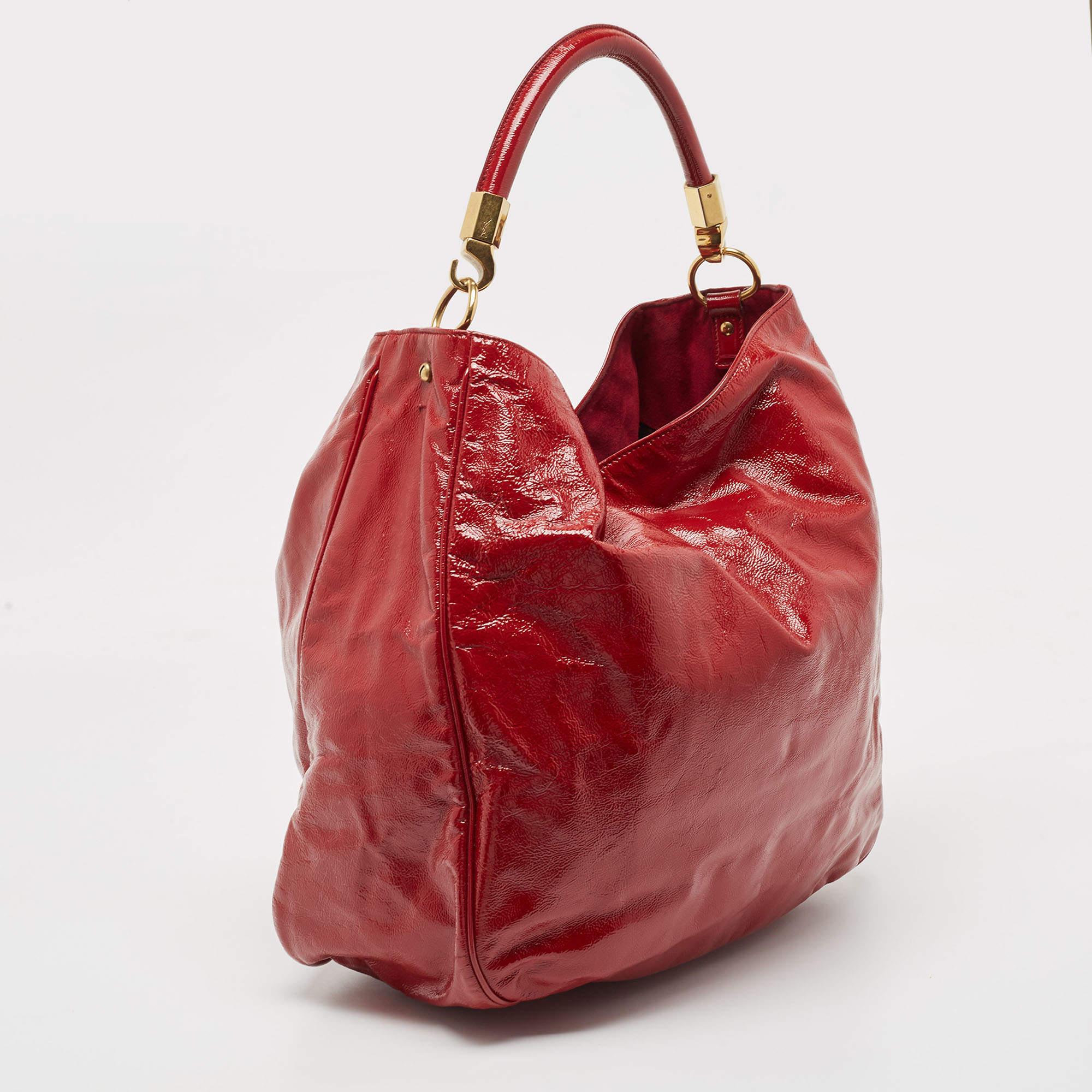 This hobo is tailored to exude finesse and functionality while completing your ensemble with style. It features a well-crafted exterior adorned in a lovely hue and a spacious interior. Add some extra style to your everyday looks with this marvelous