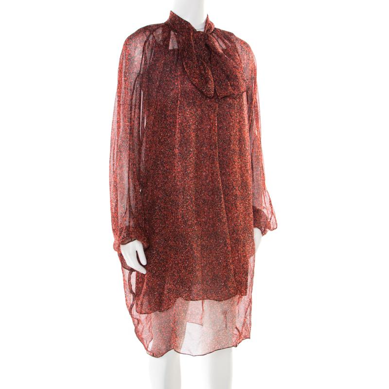 Bringen Sie Ihre Liebe für moderne Stile und Mode zum Ausdruck, indem Sie dieses fantastische Kleid aus dem Hause Yves Saint Laurent anziehen. Dieses rote Kleidungsstück, das für einen exklusiven Look entworfen wurde, ist ideal für jeden