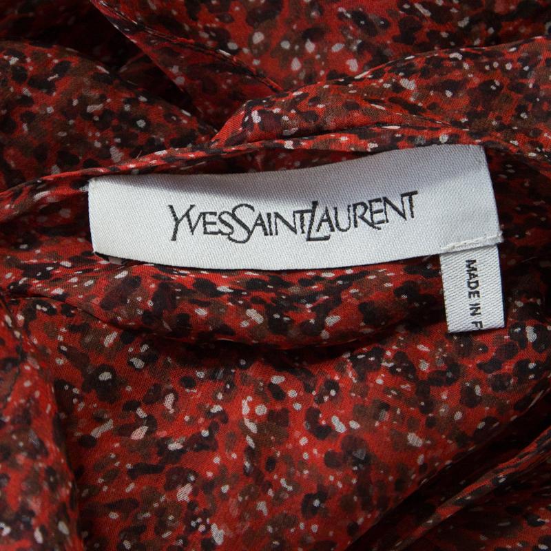 Yves Saint Laurent Rotes bedrucktes langärmeliges Kleid aus Seide mit Chiffonkragen und Krawattendetail L im Zustand „Gut“ im Angebot in Dubai, Al Qouz 2