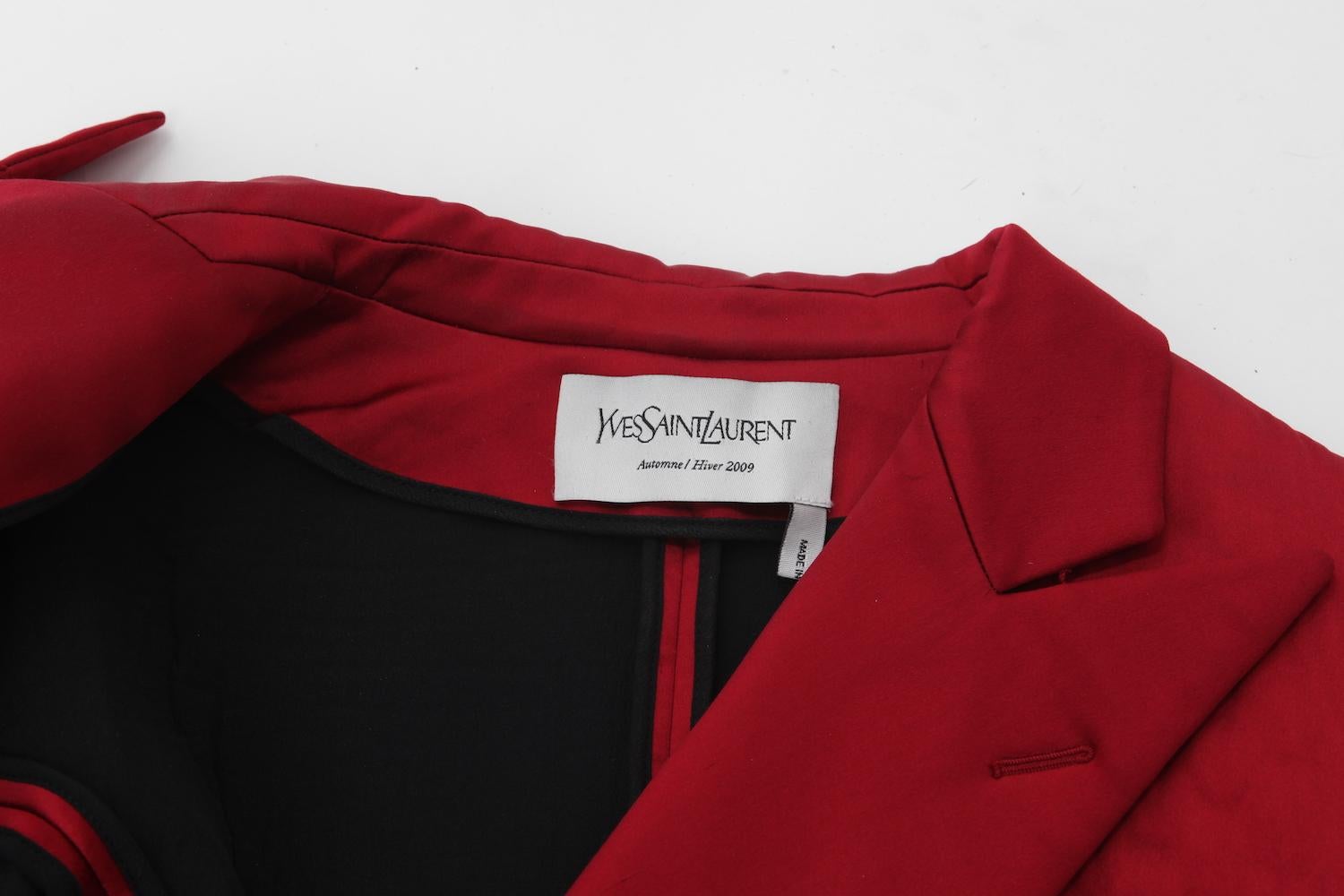 Chaqueta de doble botonadura de satén rojo Yves Saint Laurent, A/W 2009. en Bueno estado para la venta en New York, NY