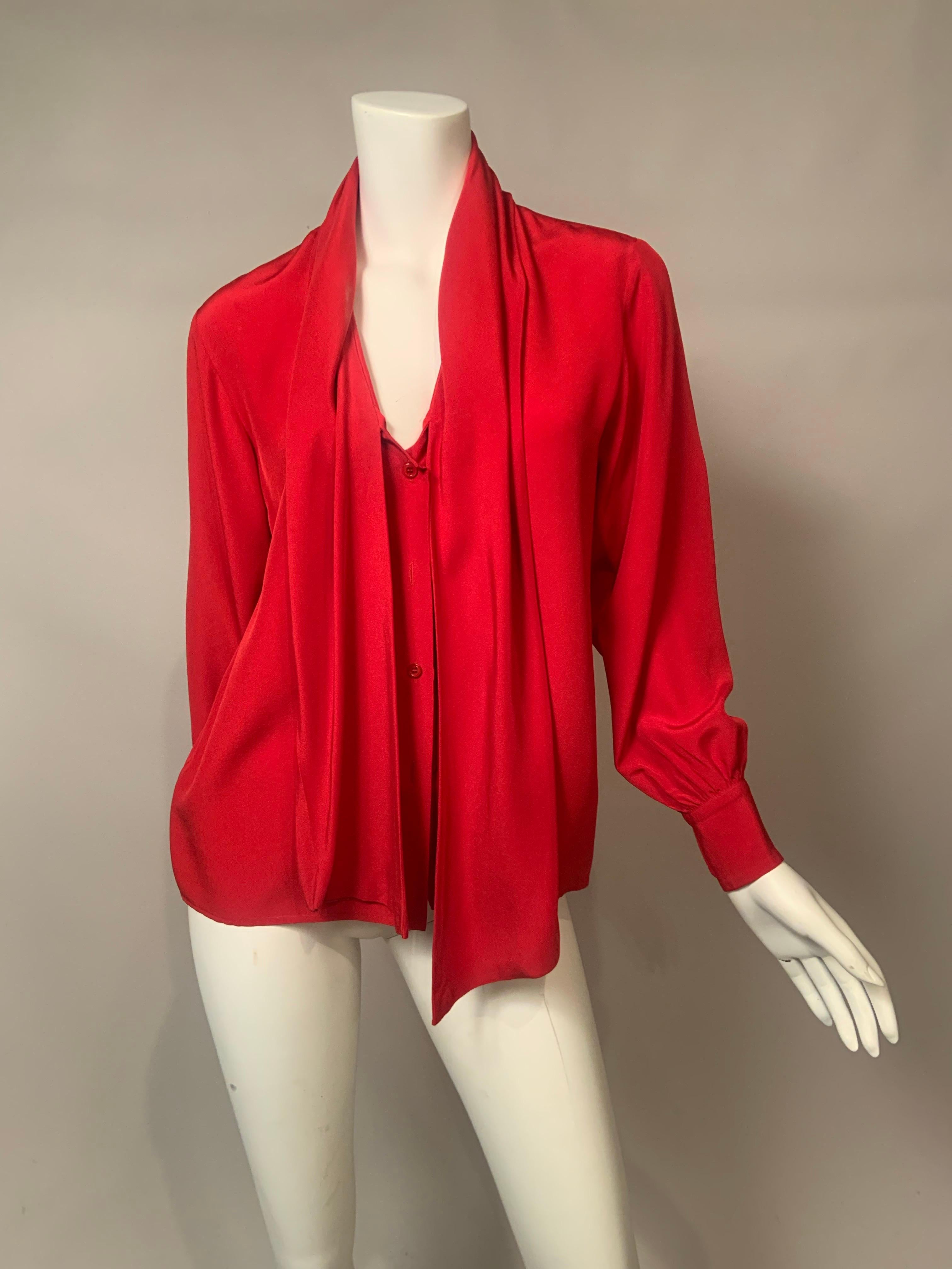 Rosso Camicetta di seta rossa Yves Saint Laurent in vendita