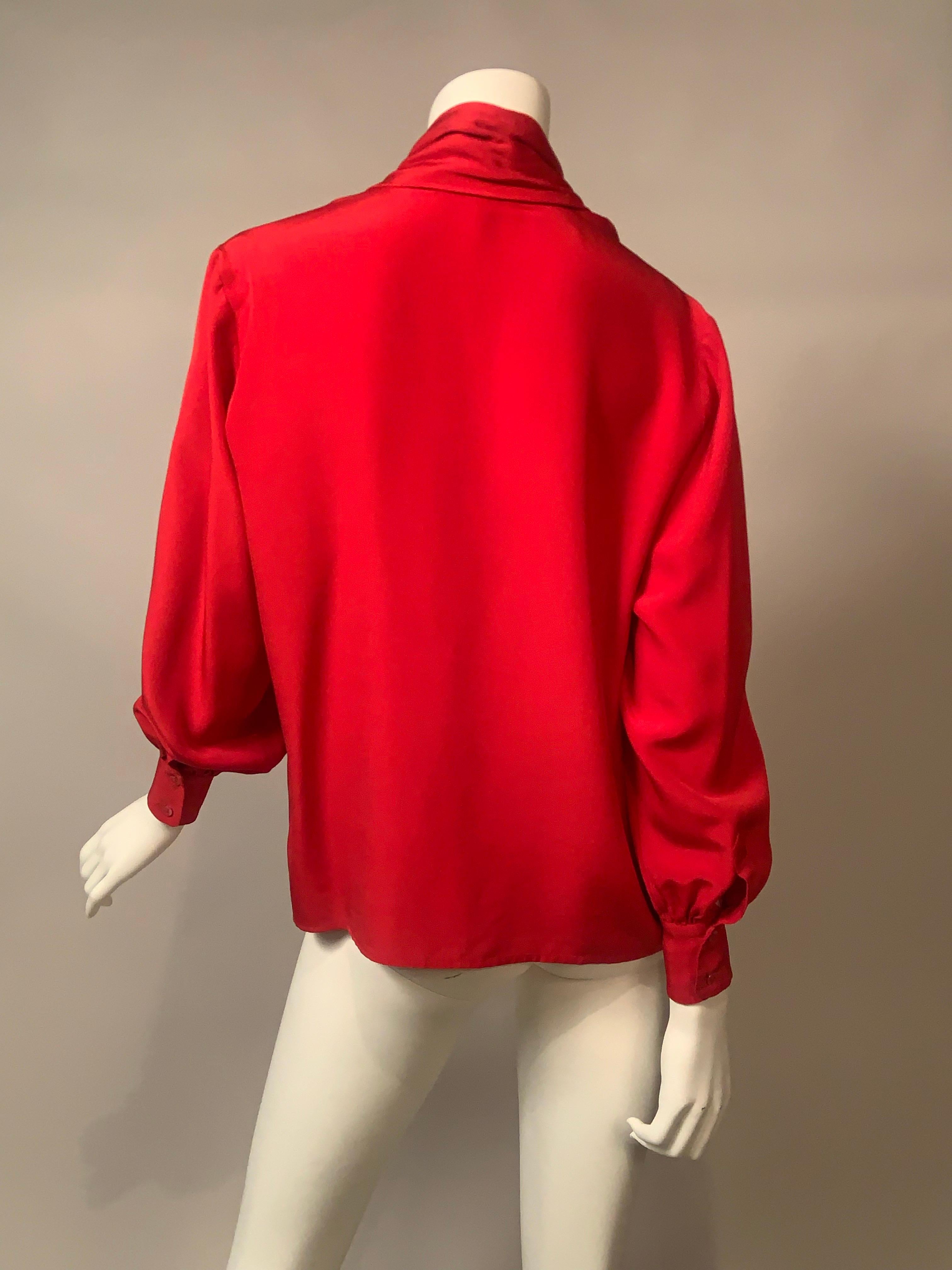 Donna Camicetta di seta rossa Yves Saint Laurent in vendita