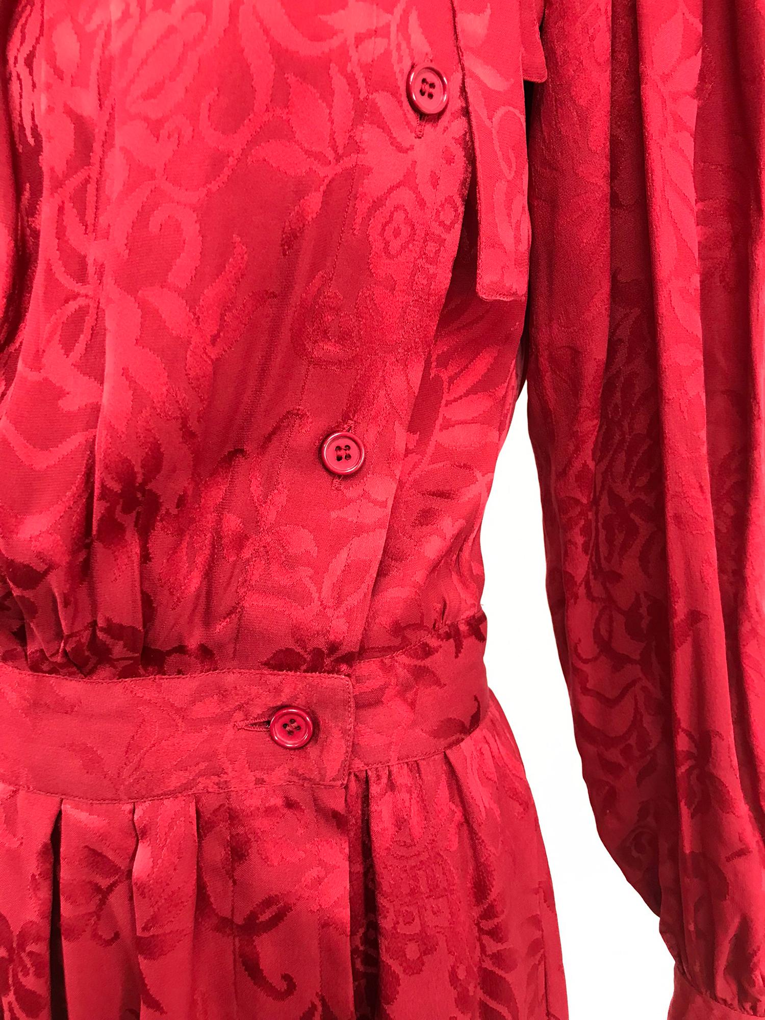 Rouge Yves Saint Laurent - Robe en jacquard de soie rouge avec nœud papillon, années 1970