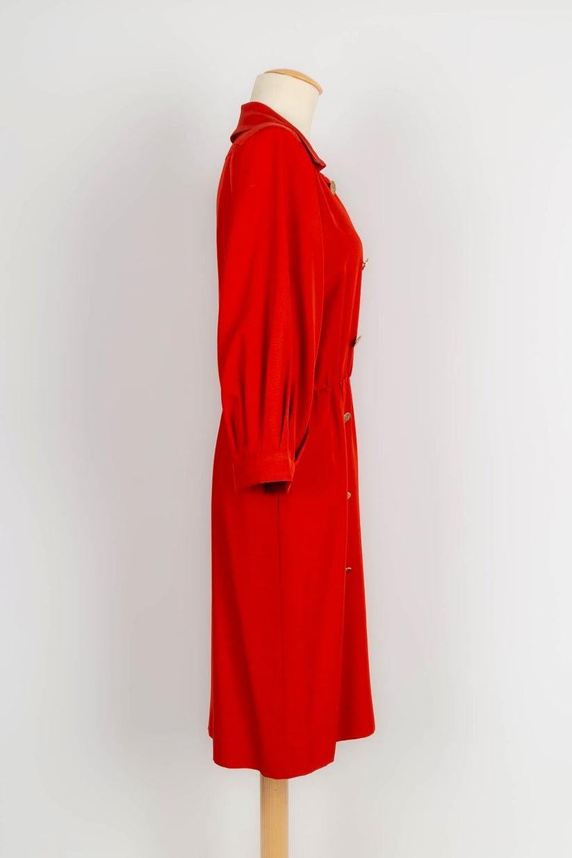 Yves Saint Laurent - Robe en soie sauvage rouge avec boutons en métal doré. Pas de taille indiquée, il correspond à un 36FR. A noter qu'il manque un bouton.

Informations complémentaires : 
Dimensions : Largeur des épaules : 40 cm, Poitrine : 48 cm,