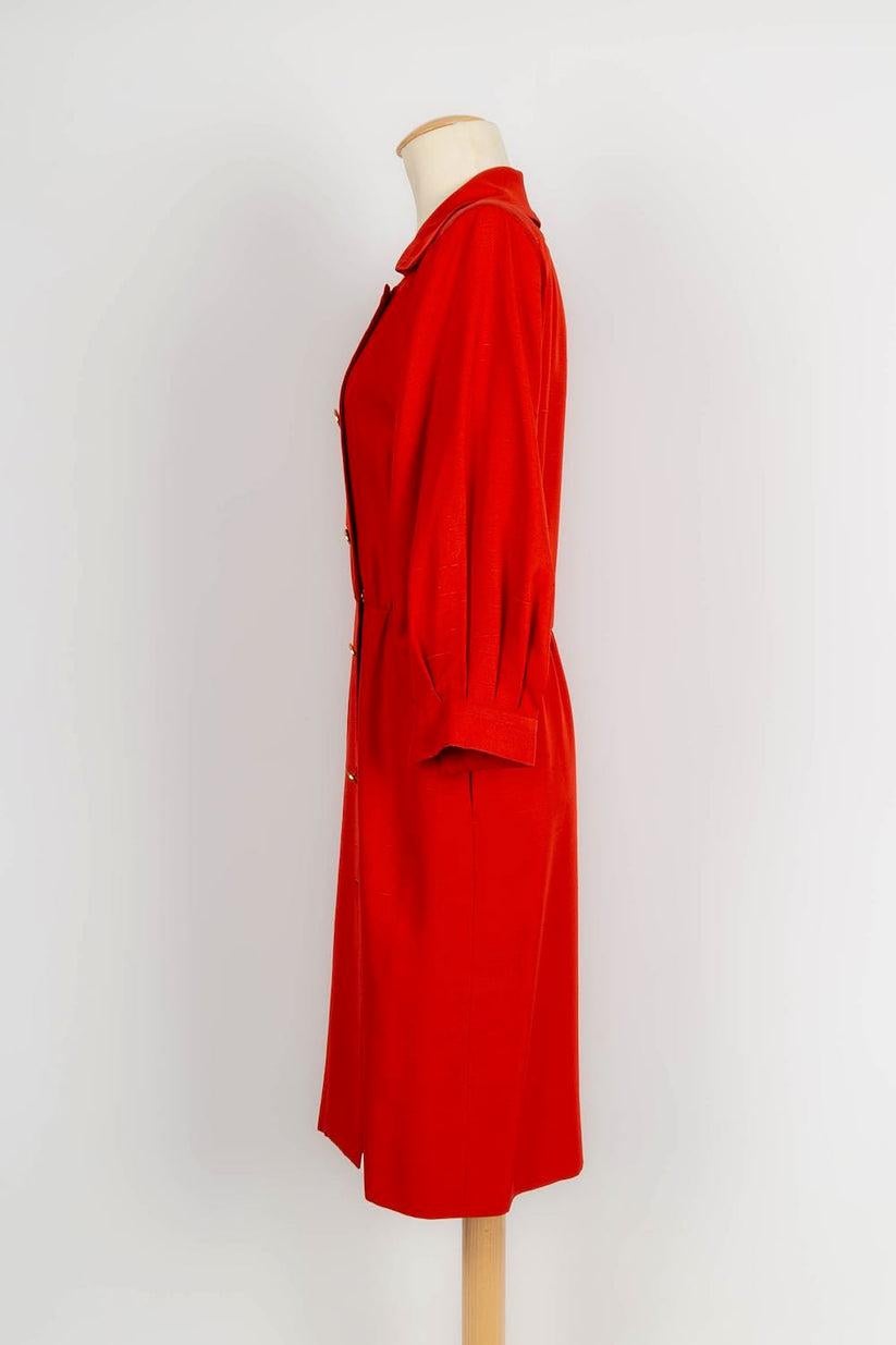 Rotes Wildes Seidenkleid von Yves Saint Laurent mit goldenen Metallknöpfen Damen im Angebot