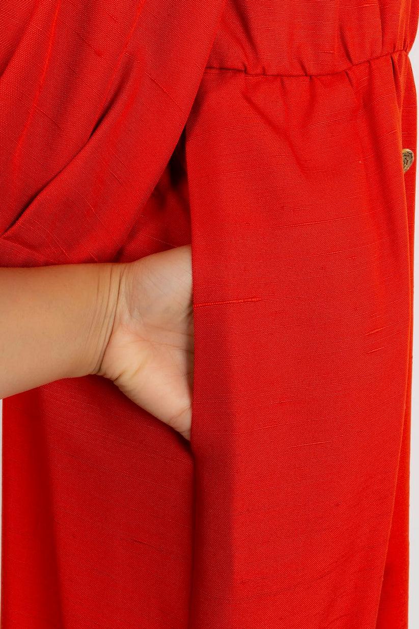 Yves Saint Laurent - Robe en soie rouge sauvage avec boutons en métal doré en vente 2