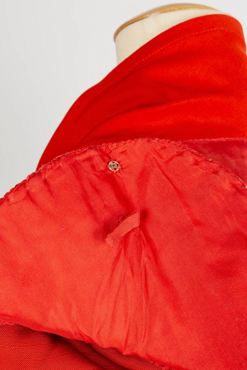 Rotes Wildes Seidenkleid von Yves Saint Laurent mit goldenen Metallknöpfen im Angebot 4