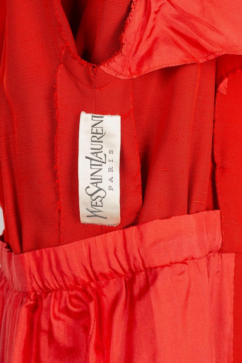 Rotes Wildes Seidenkleid von Yves Saint Laurent mit goldenen Metallknöpfen im Angebot 5
