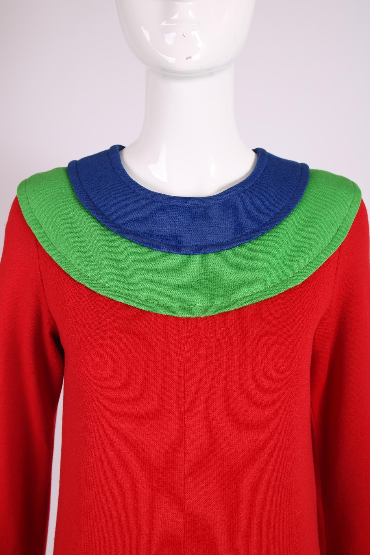 Rouge Yves Saint Laurent - Robe longue en laine rouge avec bordure de blocs de couleur bleu et vert en vente