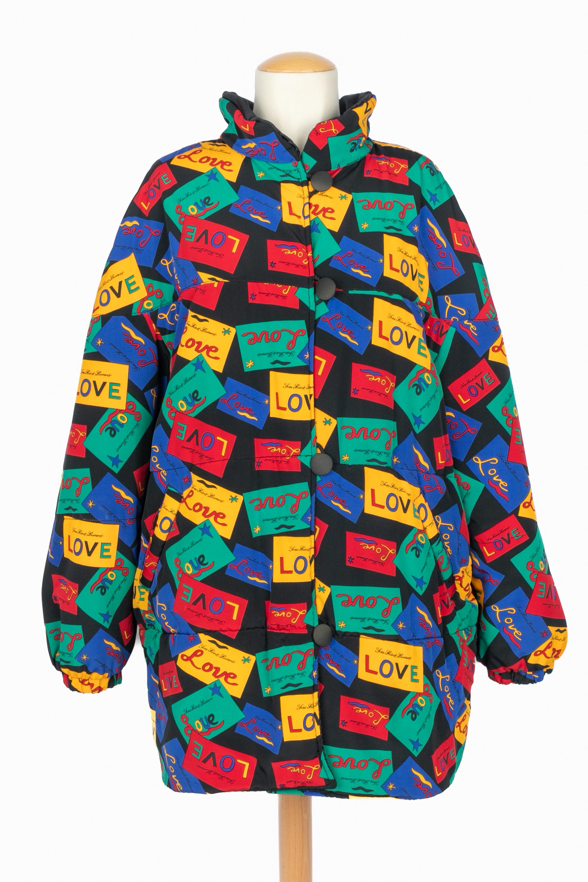 Yves Saint Laurent - (Made in France) Cappotto colorato reversibile in stile piumino. Taglia L. Un pezzo degli anni 1985-1990. Da segnalare alcuni piccoli intoppi.

Condizioni:
Buono stato

Dimensioni:
Larghezza spalle: 48 cm - Lunghezza maniche: 75