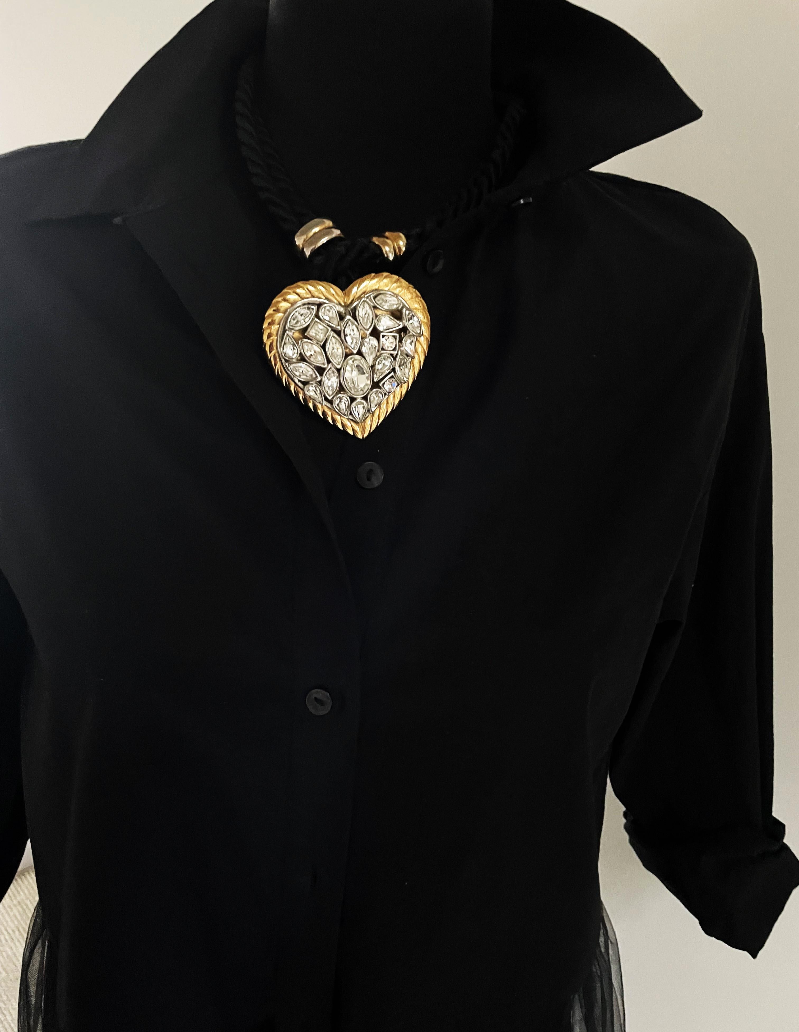Yves Saint Laurent cuore di strass appeso  da una doppia corda nera, anni '90 in vendita 3
