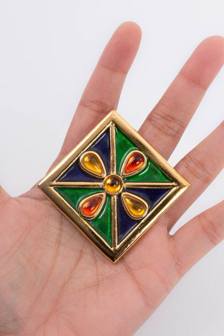 Yves Saint Laurent (Made in France) Rhomboid brooch in enameled gilded metal decorated with yellow and orange cabochons.

Additional information:
Dimensions: 4.5 cm x 4.5 cm (177
