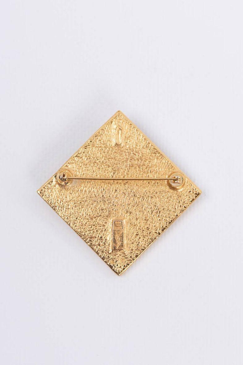 Yves Saint Laurent Rhomboid Brooch in Enameled Gilded Metal In Excellent Condition For Sale In SAINT-OUEN-SUR-SEINE, FR