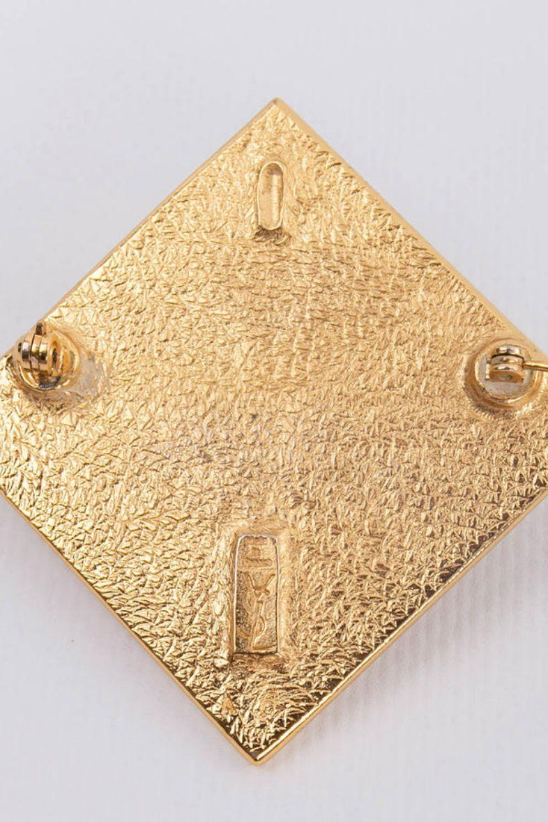 Yves Saint Laurent Rhomboid-Brosche aus emailliertem, vergoldetem Metall im Angebot 3