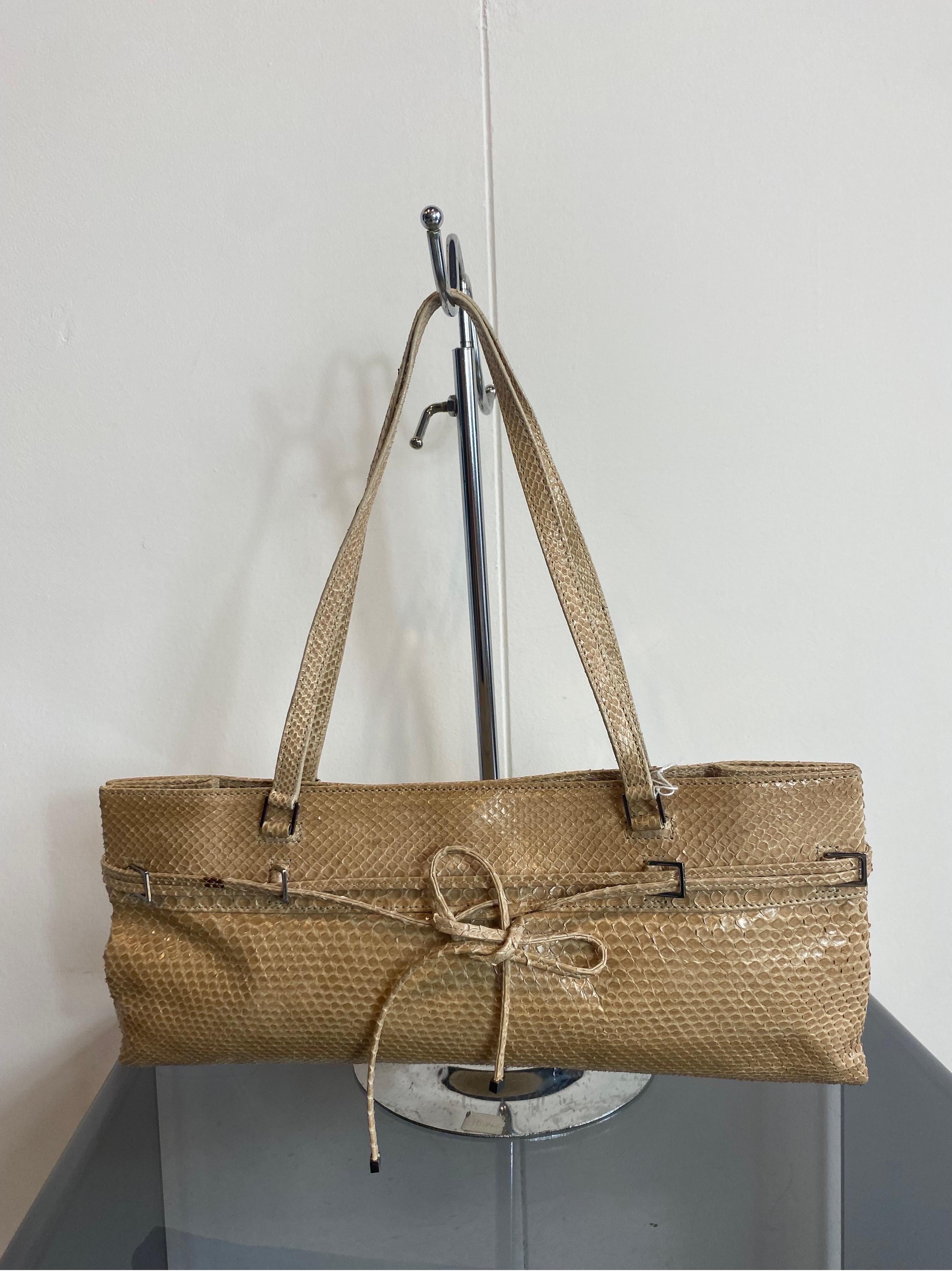 Yves Saint Laurent rive gauche lizard bag 
In Lizard.
Rare piece.
Measurement: width 35 
Height 15
Depth 5
Y2k model.
Interior closed with snap button with internal side zip pocket.
Logged all internally.
In excellent condition, shows signs of