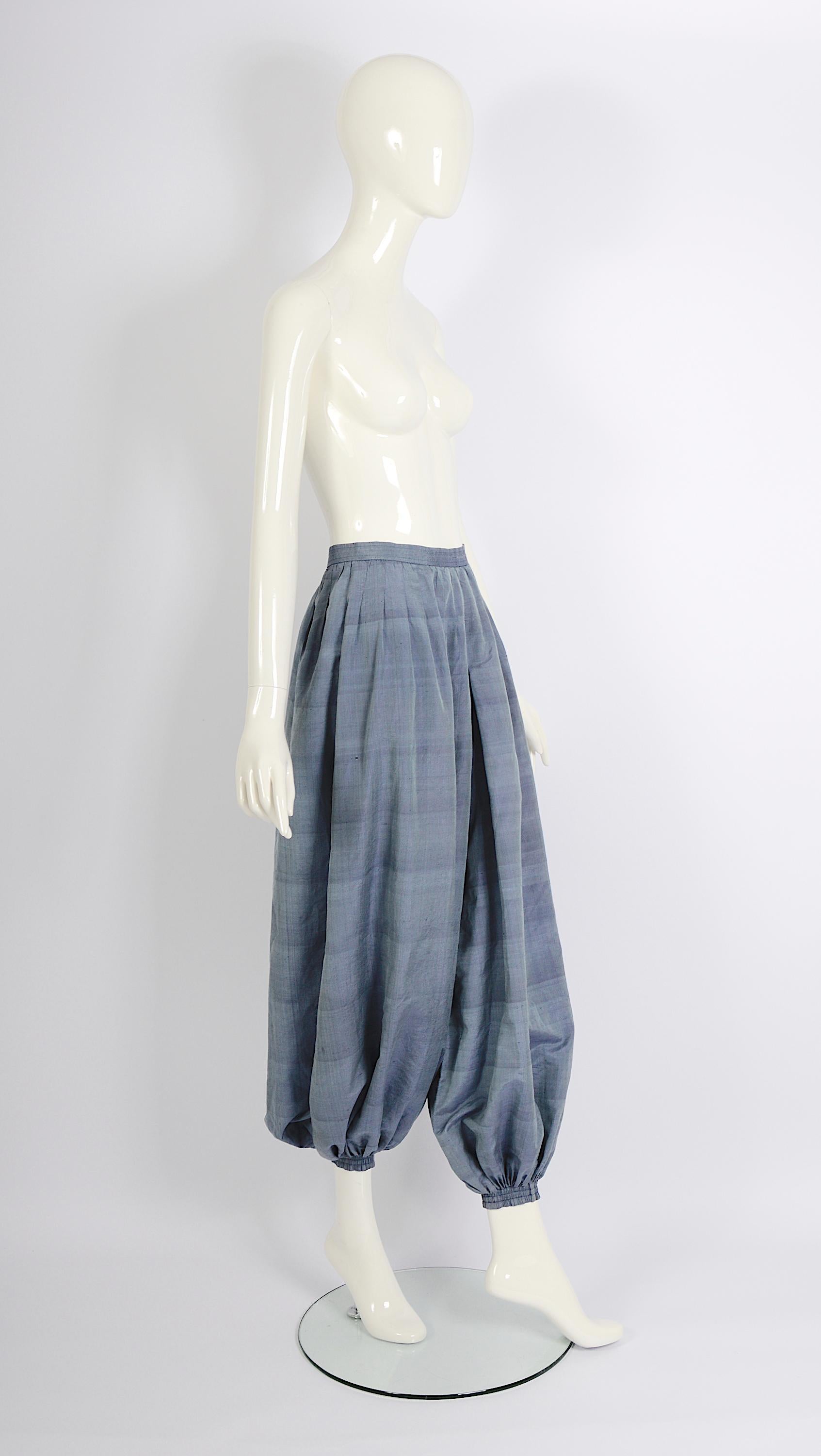 Pantalon harem vintage Yves Saint Laurent « rive gauche » en soie bleue, années 1970  Pour femmes en vente