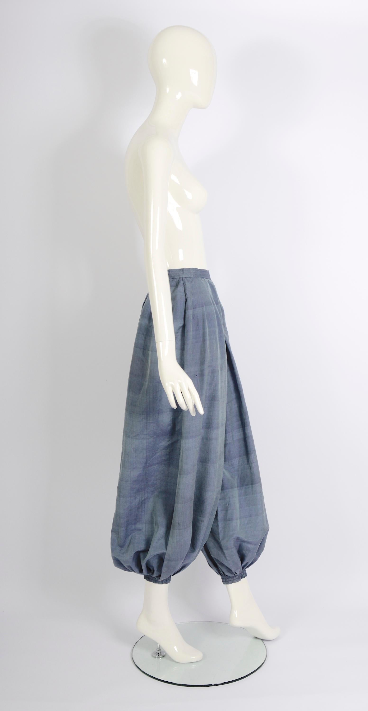 Pantalon harem vintage Yves Saint Laurent « rive gauche » en soie bleue, années 1970  en vente 1