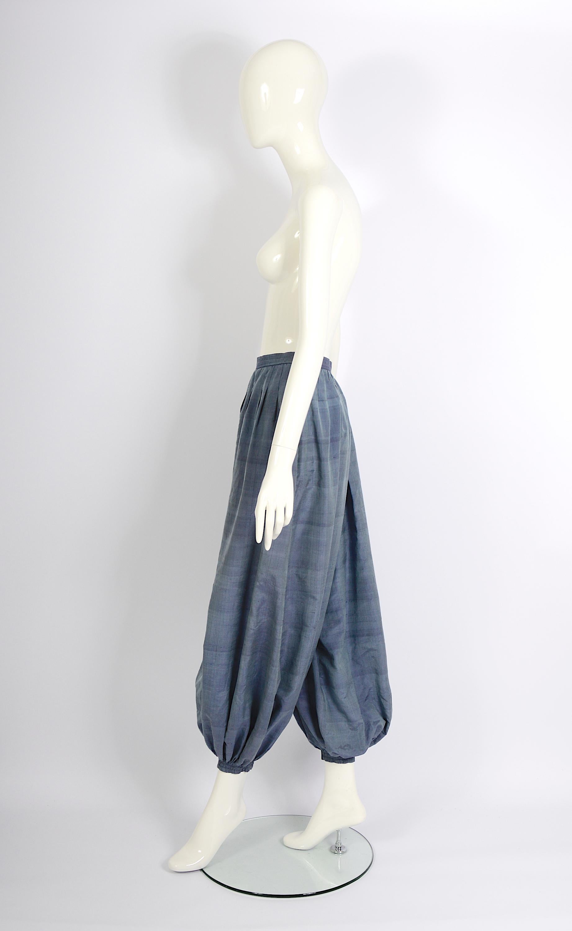 Pantalon harem vintage Yves Saint Laurent « rive gauche » en soie bleue, années 1970  en vente 5