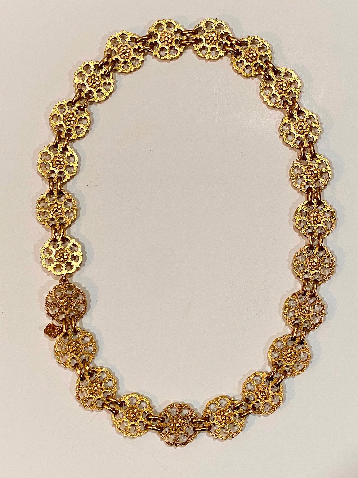 Eine schöne und in ausgezeichnetem Zustand 1980er Yves Saint Laurent Gold Gürtel oder Halskette. Der Gürtel hat einen kleinen Haken- und Ösenverschluss und kann leicht als Halskette getragen werden, wie auf den Fotos in Form einer Halskette gezeigt.