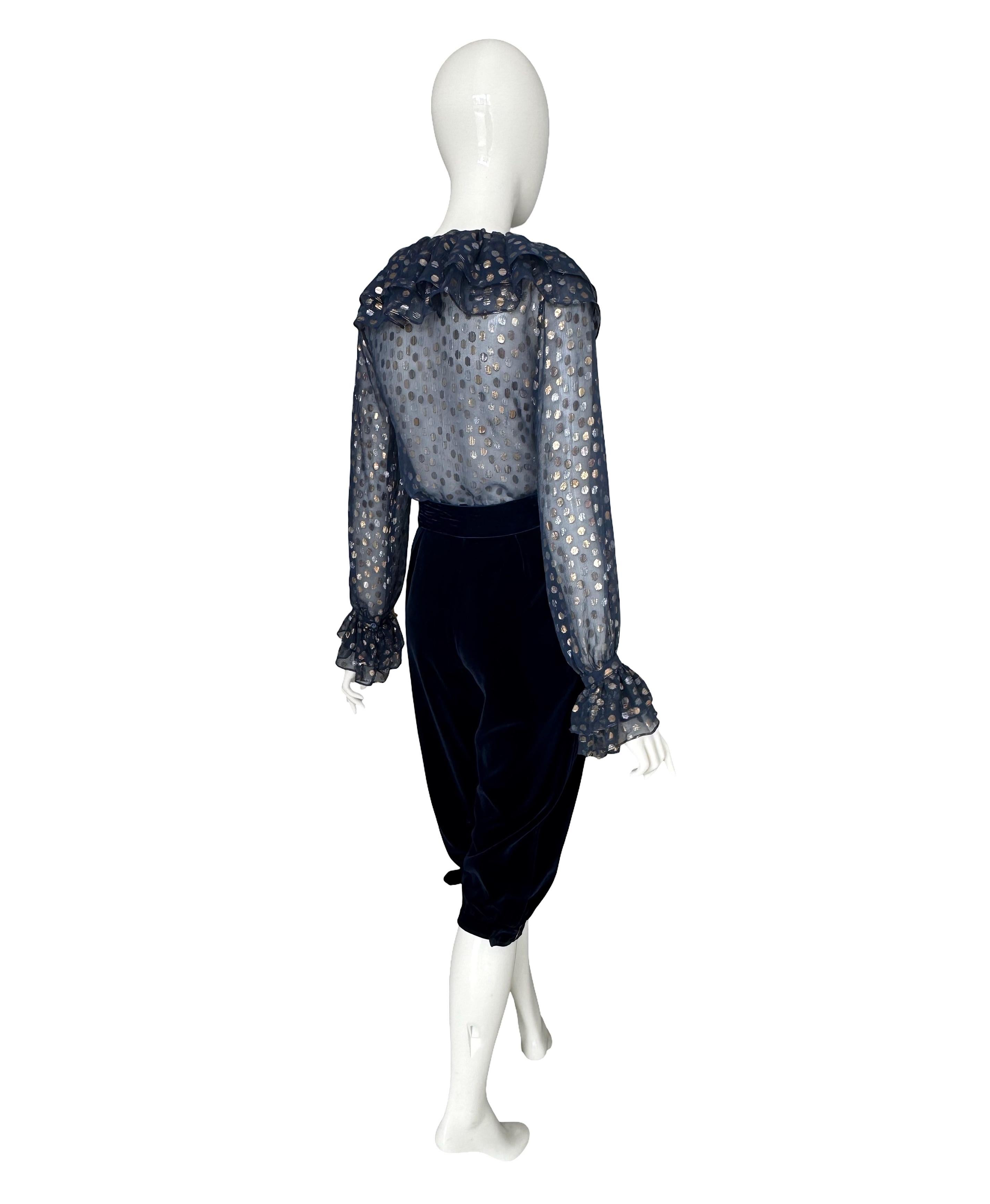 Yves Saint Laurent Rive Gauche Blusa de gasa azul años 70 y Pantalón de terciopelo azul en venta 6