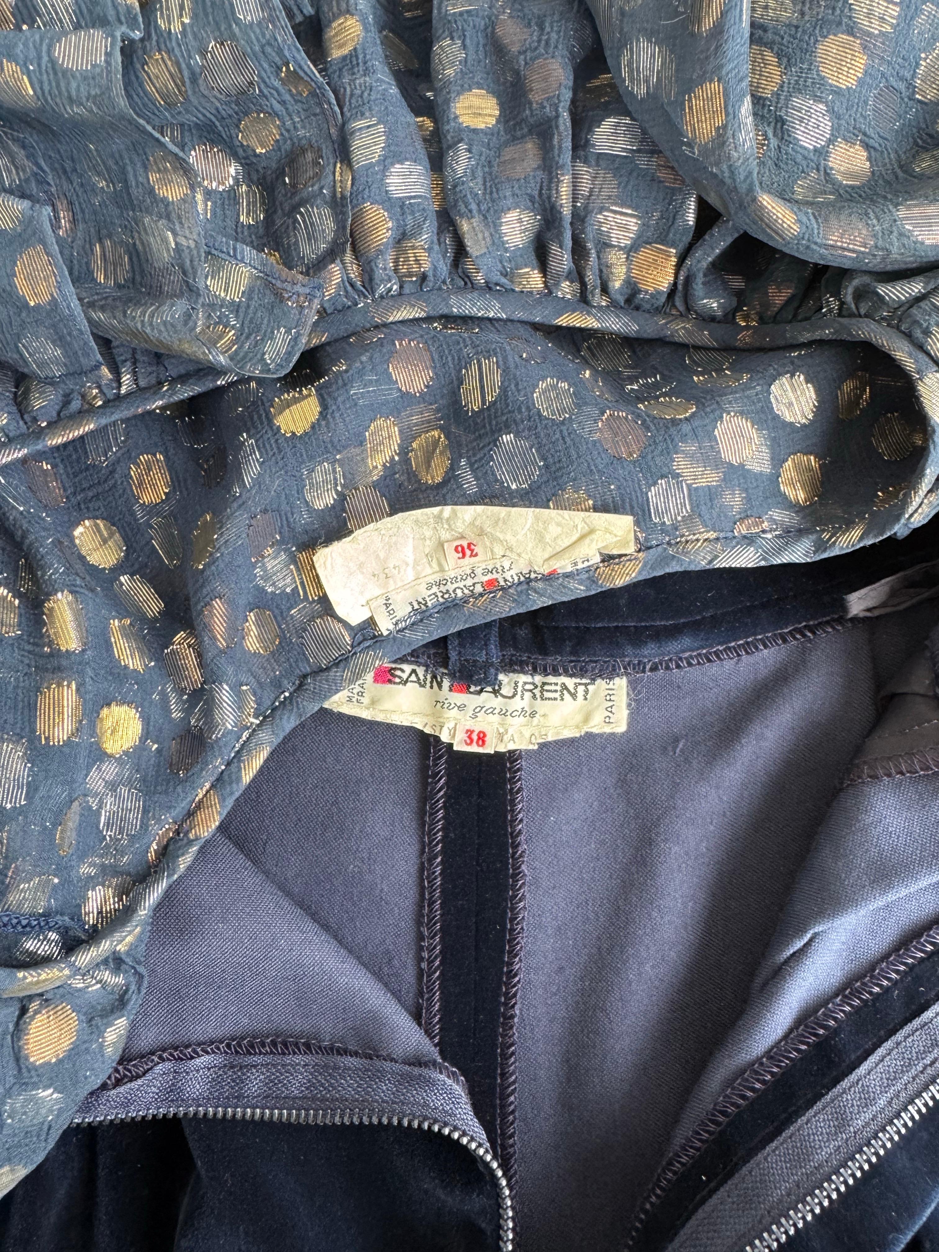 Yves Saint Laurent Rive Gauche Blusa de gasa azul años 70 y Pantalón de terciopelo azul en venta 7