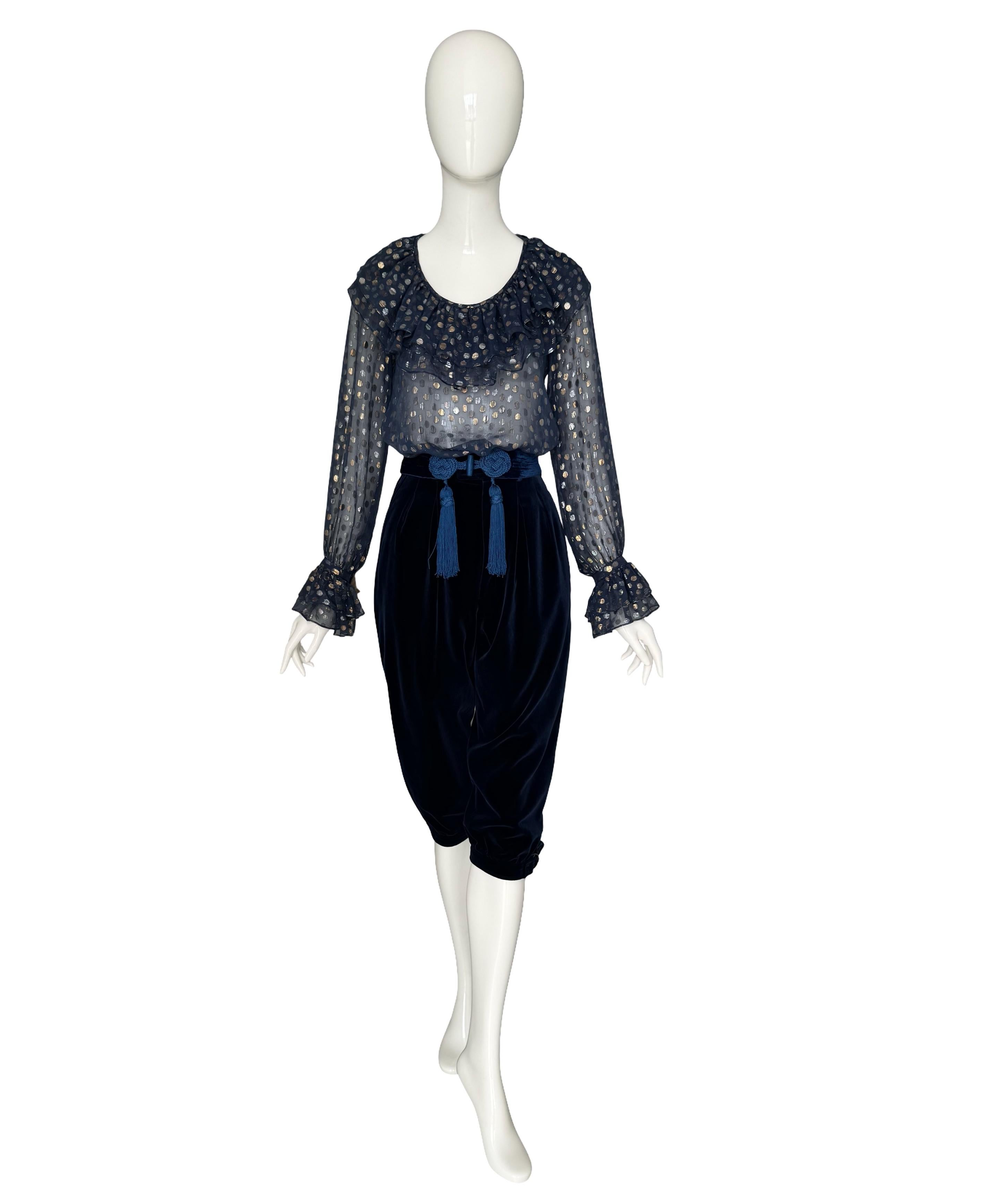 Yves Saint Laurent Rive Gauche Años 70 ¡Tres piezas Blusa de gasa azul de lunares metalizados, Pantalón bombacho de terciopelo de seda azul y Cinturón de borlas de terciopelo azul a juego!
Este precioso conjunto vintage de Yves Saint Laurent Rive